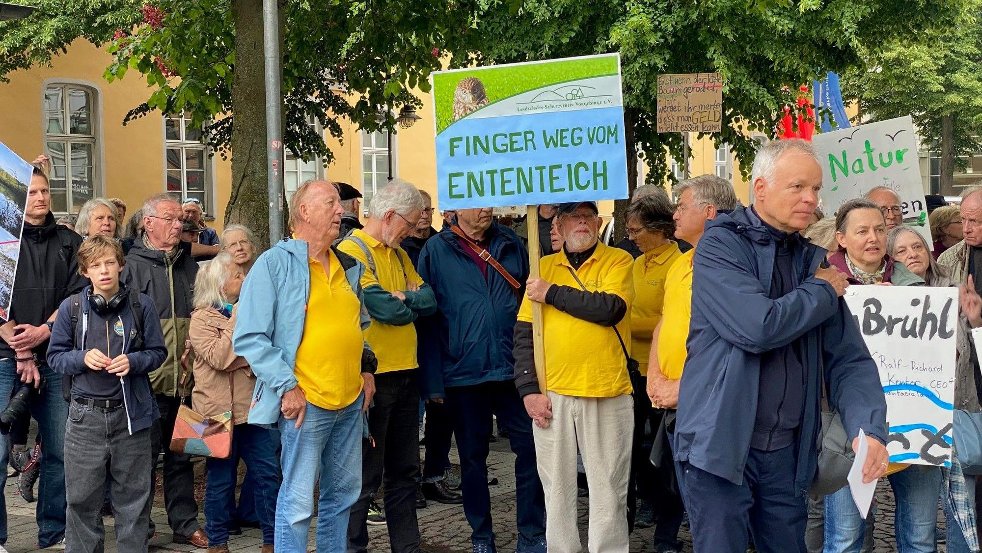 Vor der jüngsten Sitzung des Brühler Stadtrats wurde gegen die Erweiterung des Phantasialands auf Kosten des Naturschutzgebietes Ententeich demonstriert.
