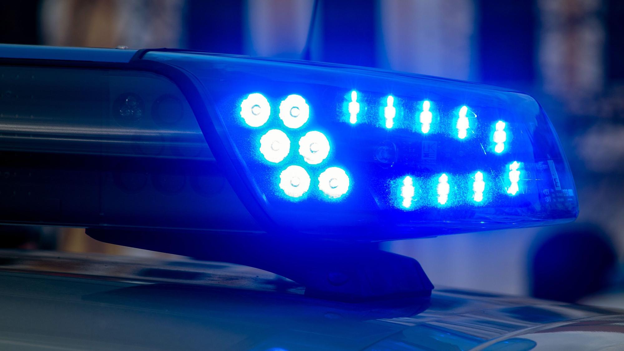 Ein Blaulicht der Polizei leuchtet auf.