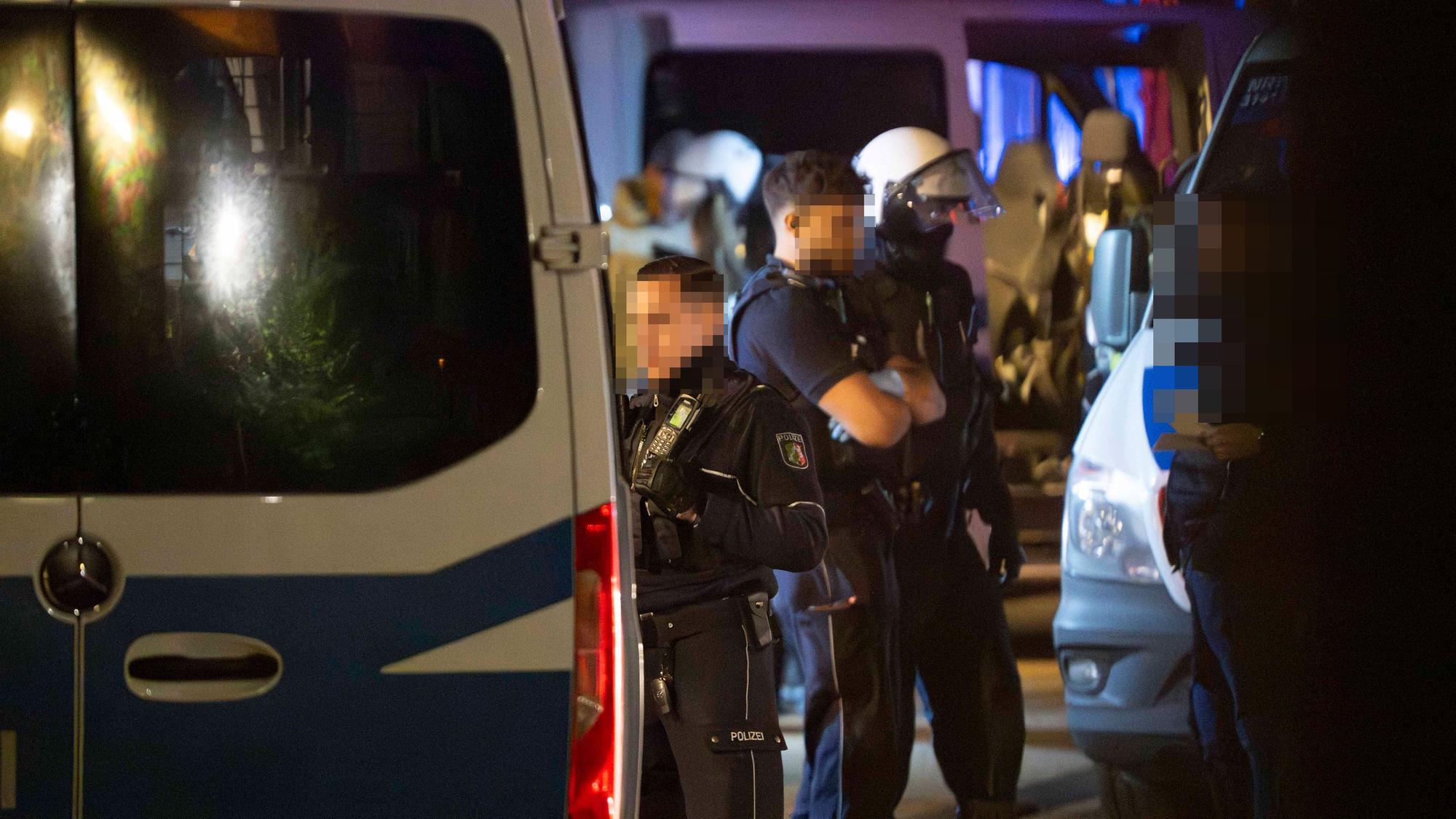 Das Bild zeigt Polizeibeamte, die mit einem mutmaßlichen Beteiligten der Schlägerei sprechen.