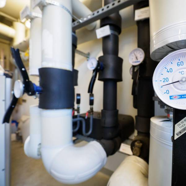 Temperaturmessung in einer Geothermie-Anlage im Heizungsraum eines Hauses. (Symbolfoto)