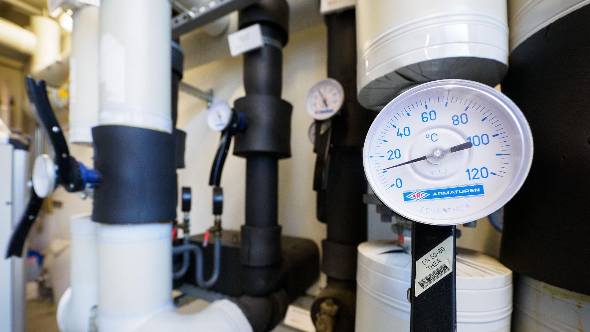Temperaturmessung in einer Geothermie-Anlage im Heizungsraum eines Hauses. (Symbolfoto)