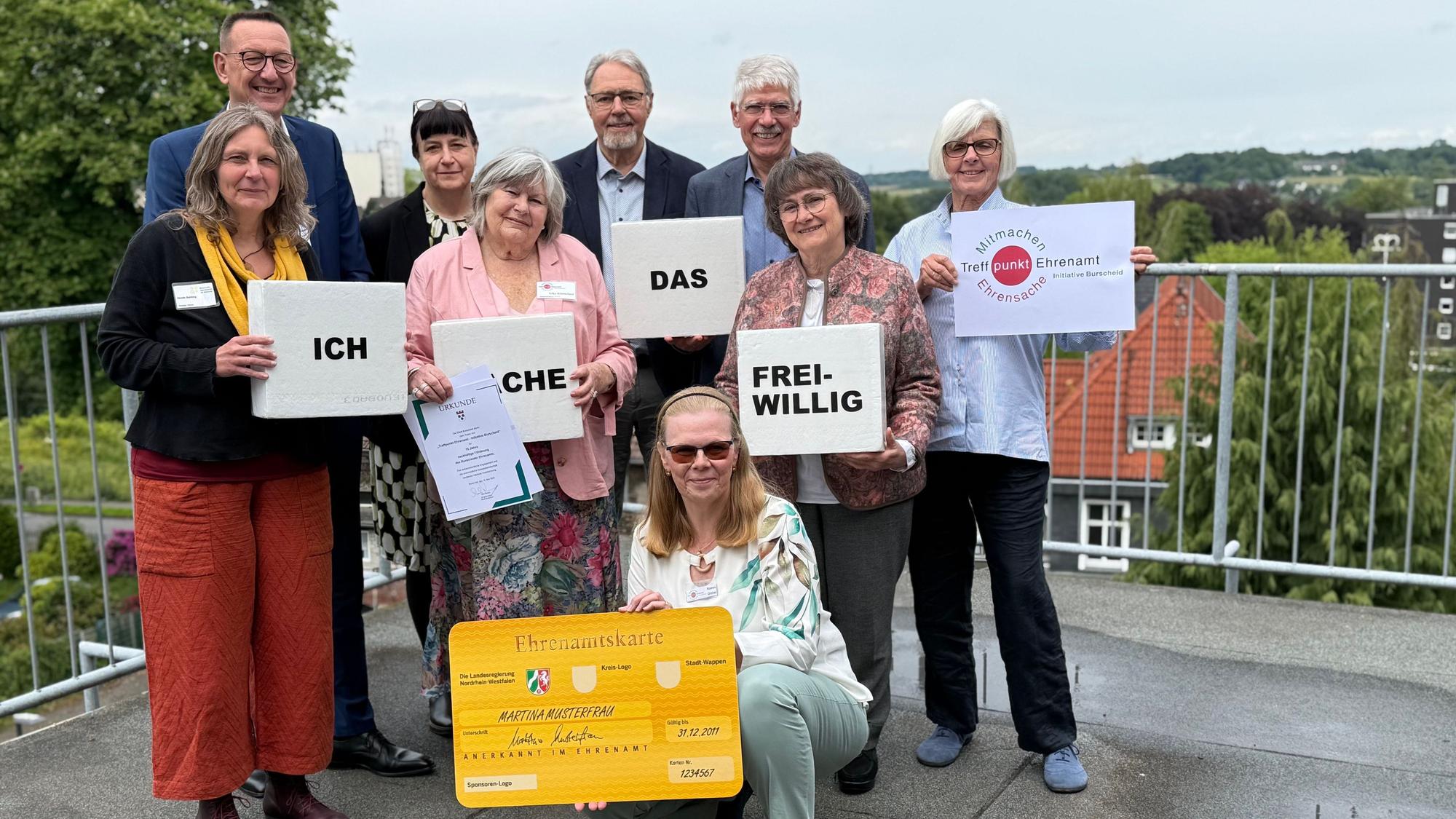 Leute vom Treffpunkt Ehrenamt auf der Terrasse des Burscheider Rathauses