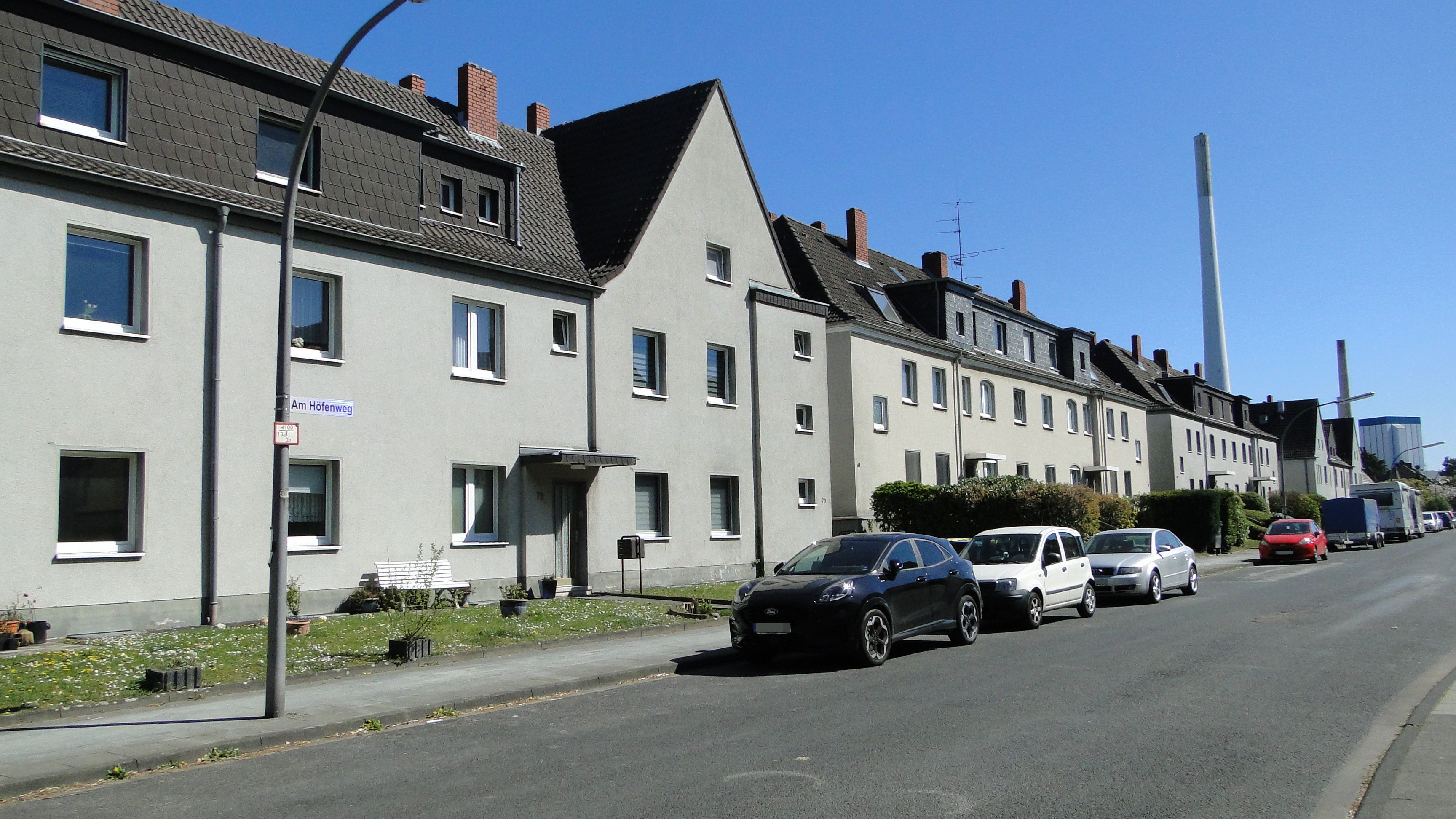 Von außen noch ganz adrett anzusehen, doch der Zustand der Bausubstanz ist schlecht: Die Häuser in Am Höfenweg sollen modernen Neubauten weichen.