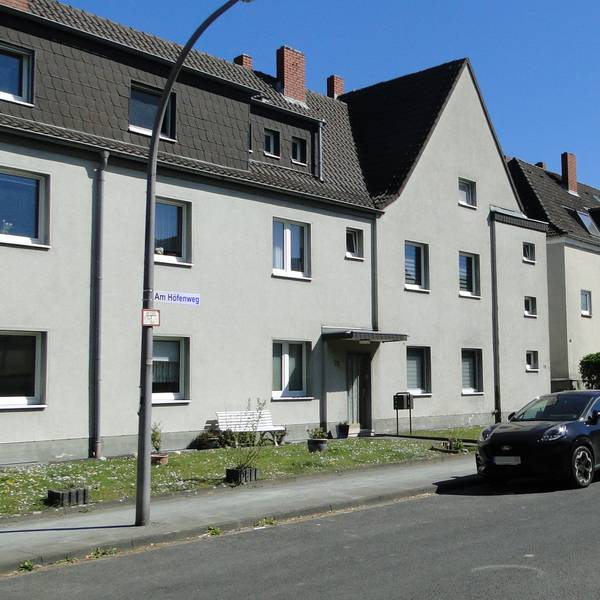 Von außen noch ganz adrett anzusehen, doch der Zustand der Bausubstanz ist schlecht: Die Häuser in Am Höfenweg sollen modernen Neubauten weichen.