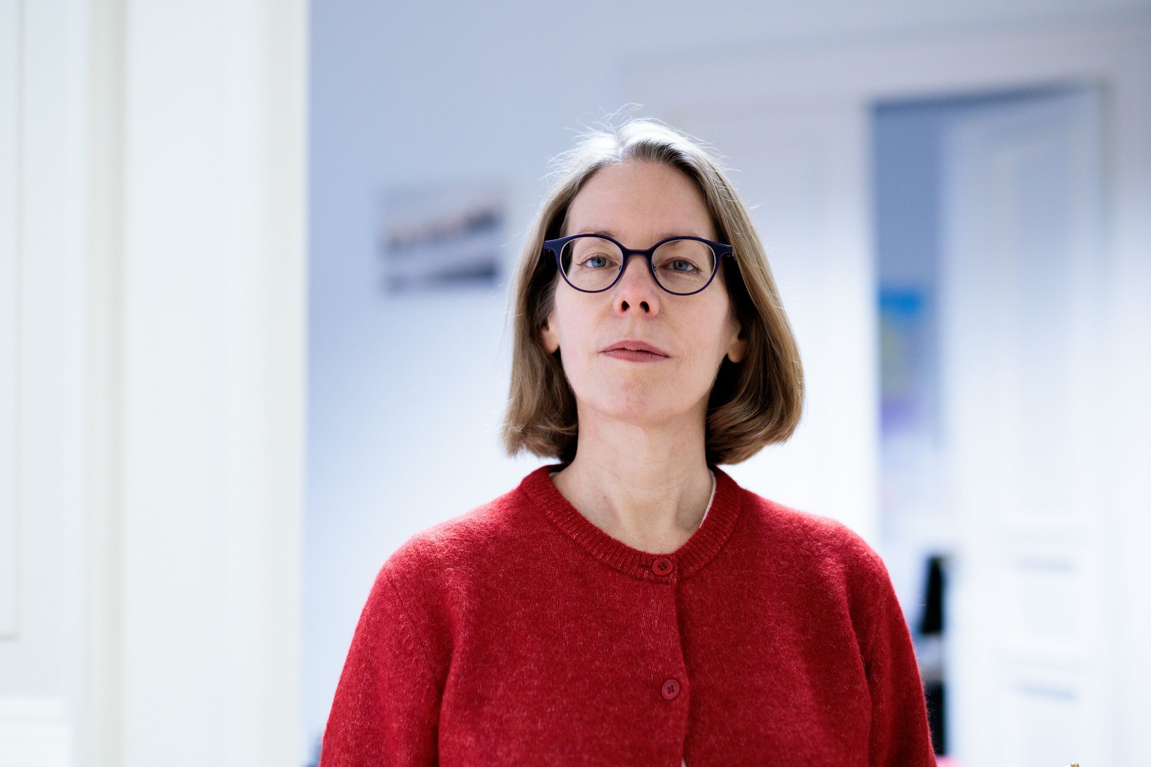 Ex-Oberstaatsanwältin Anne Brorhilker, Co-Geschäftsführerin der Bürgerbewegung Finanzwende e.V., steht in den Büroräumen des Vereins. Anne Brorhilker galt als führende Ermittlerin im Cum-Ex-Steuerskandal, bis sie verkündete, den Staatsdienst zu verlassen.