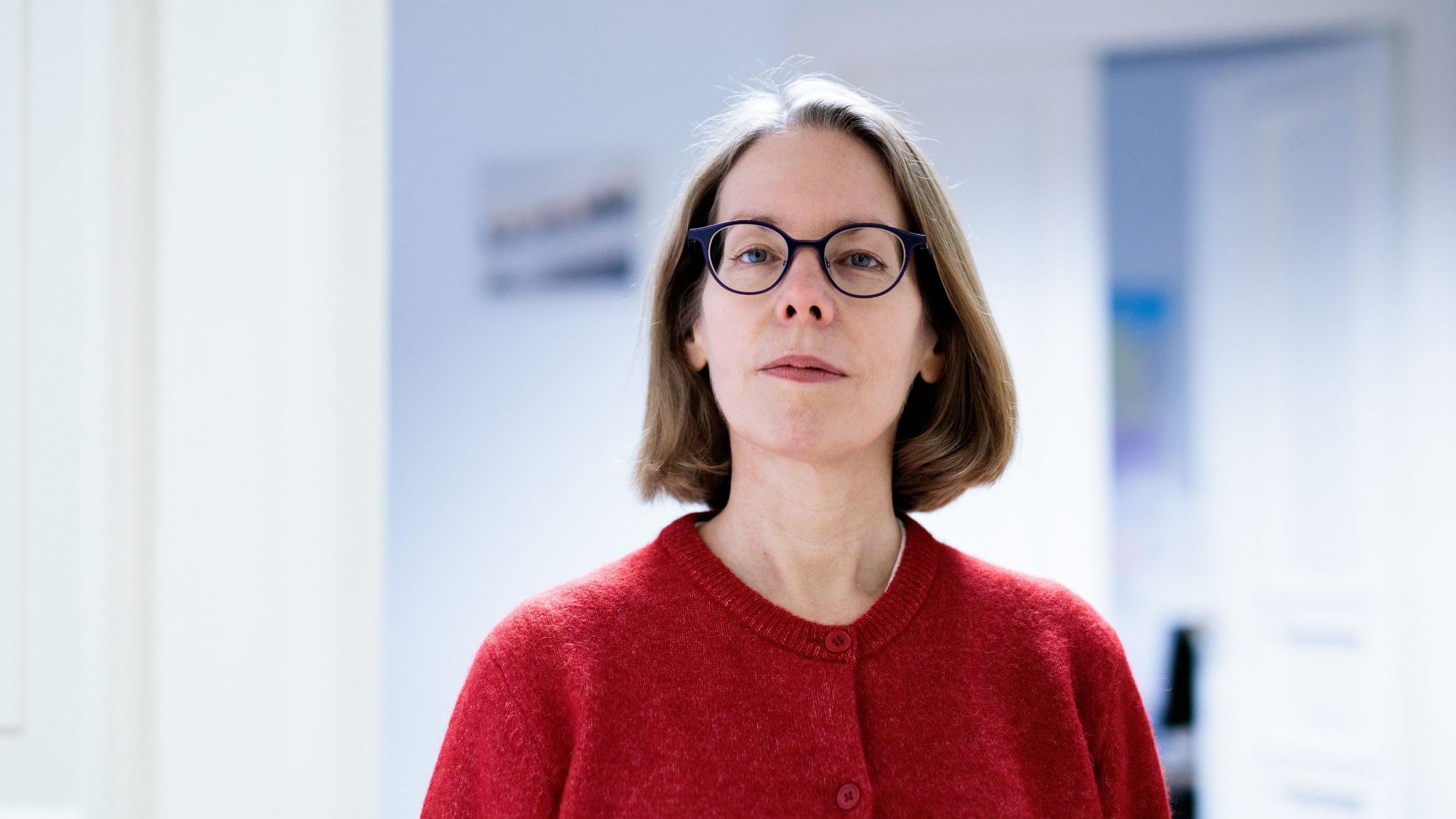Ex-Oberstaatsanwältin Anne Brorhilker, Co-Geschäftsführerin der Bürgerbewegung Finanzwende e.V., steht in den Büroräumen des Vereins. Anne Brorhilker galt als führende Ermittlerin im Cum-Ex-Steuerskandal, bis sie verkündete, den Staatsdienst zu verlassen.