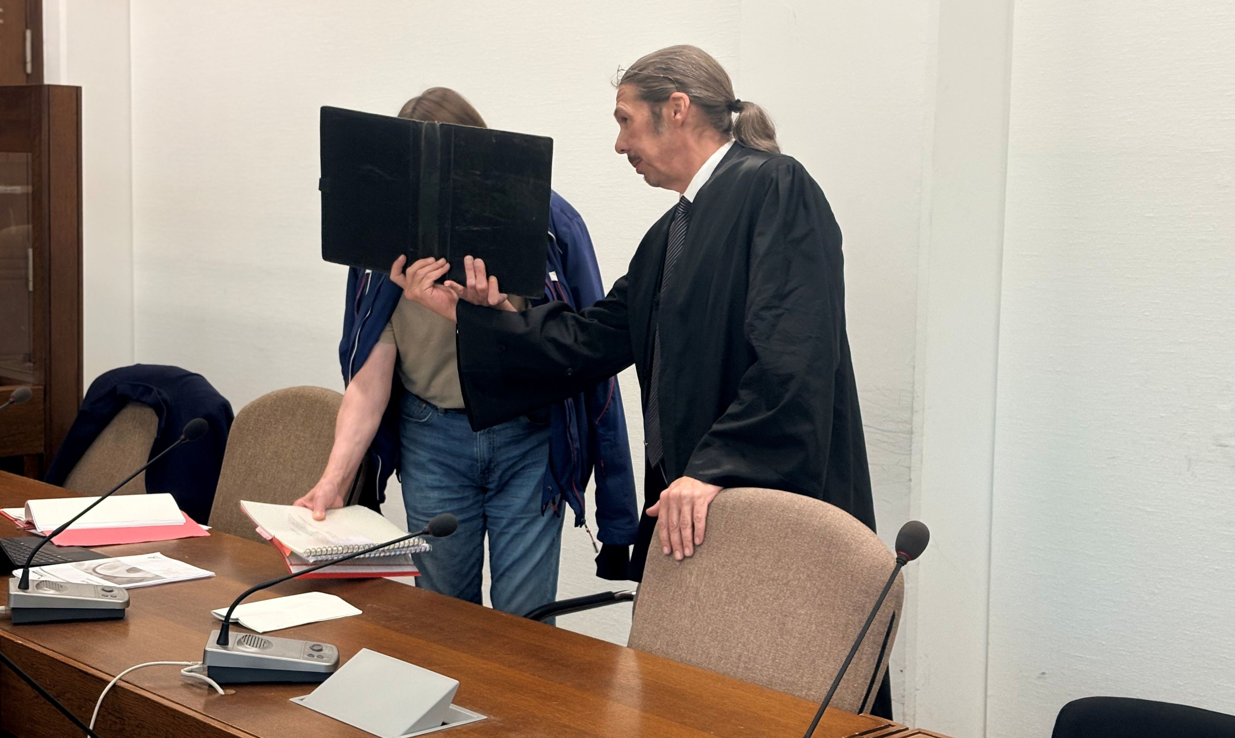 Der Beschuldigte mit seinem Verteidiger Ingo Linemann beim Prozessauftakt im Landgericht