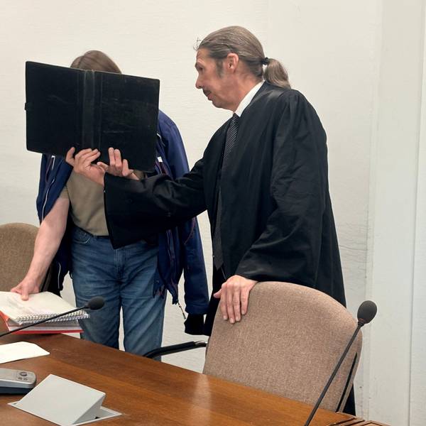 Der Beschuldigte mit seinem Verteidiger Ingo Lindemann beim Prozessauftakt im Landgericht