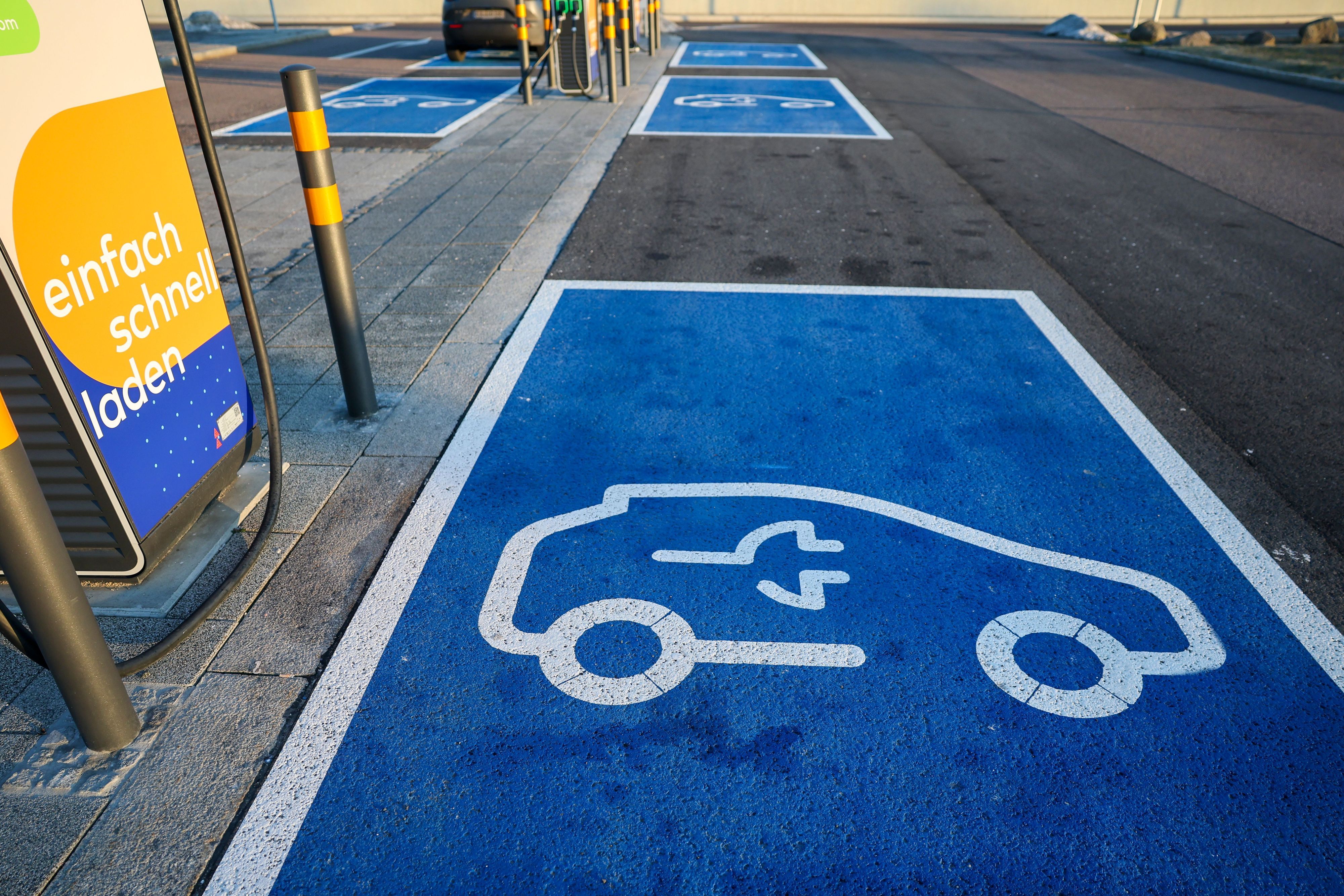 Blaue Parkflächen sind vor Ladesäulen für Elektroautos des Betreibers EnBW  markiert.