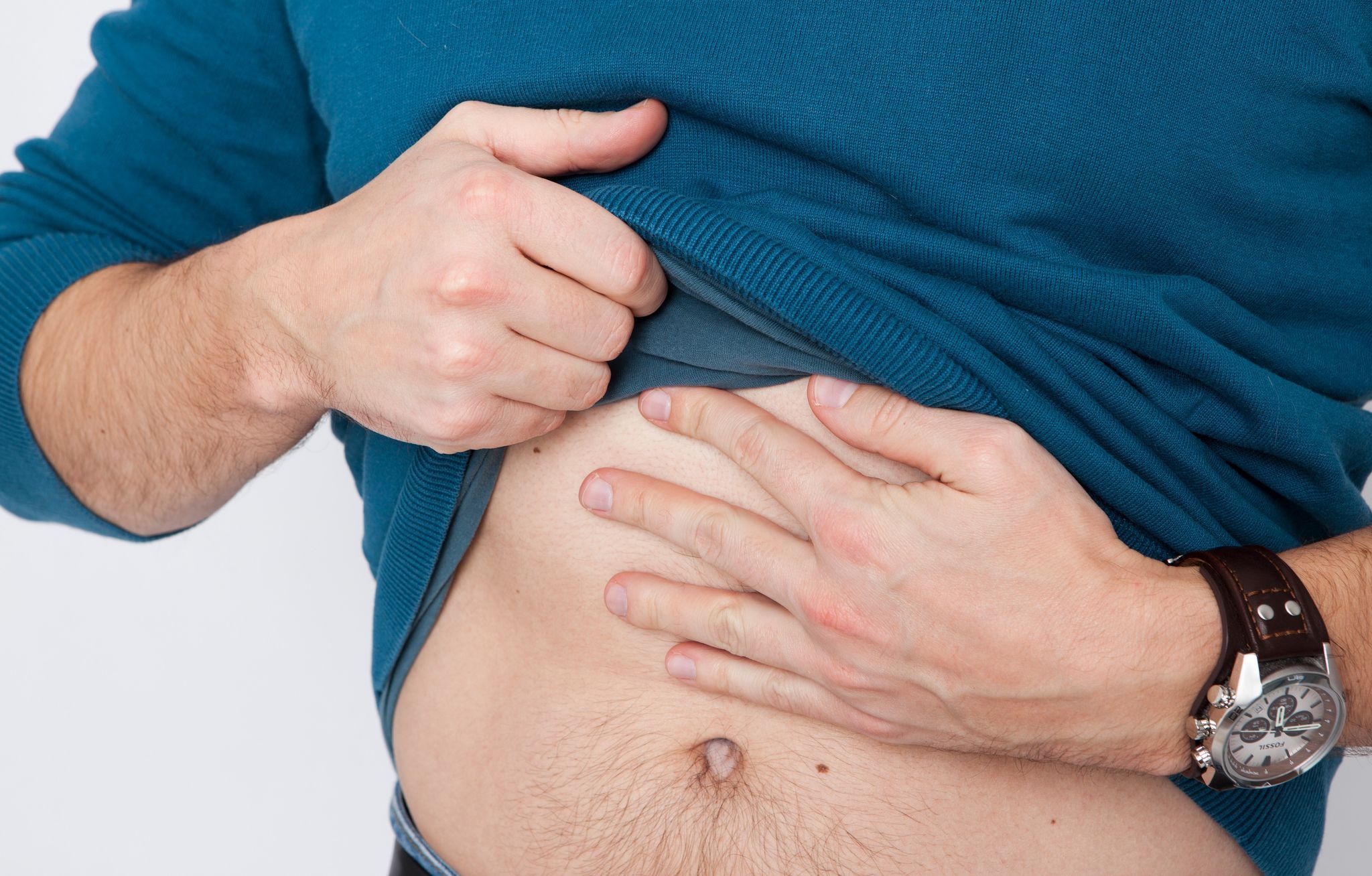 Mann fasst sich an den Bauch