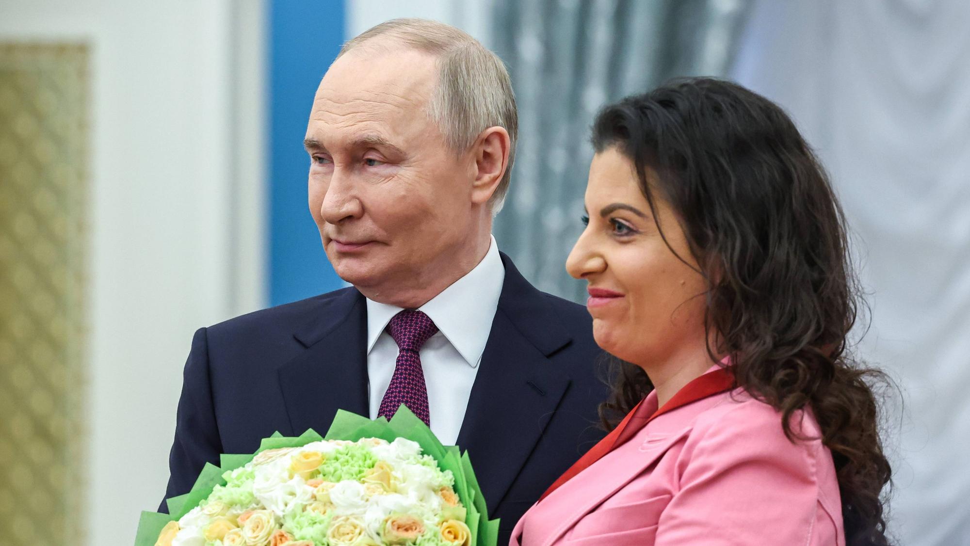 Wladimir Putin (l.) mit RT-Chefin Margarita Simonjan. Die Propagandistin hat den Kremlchef nun aufgefordert, Europa ein „nukleares Ultimatum“ zu stellen. (Archivbild)
