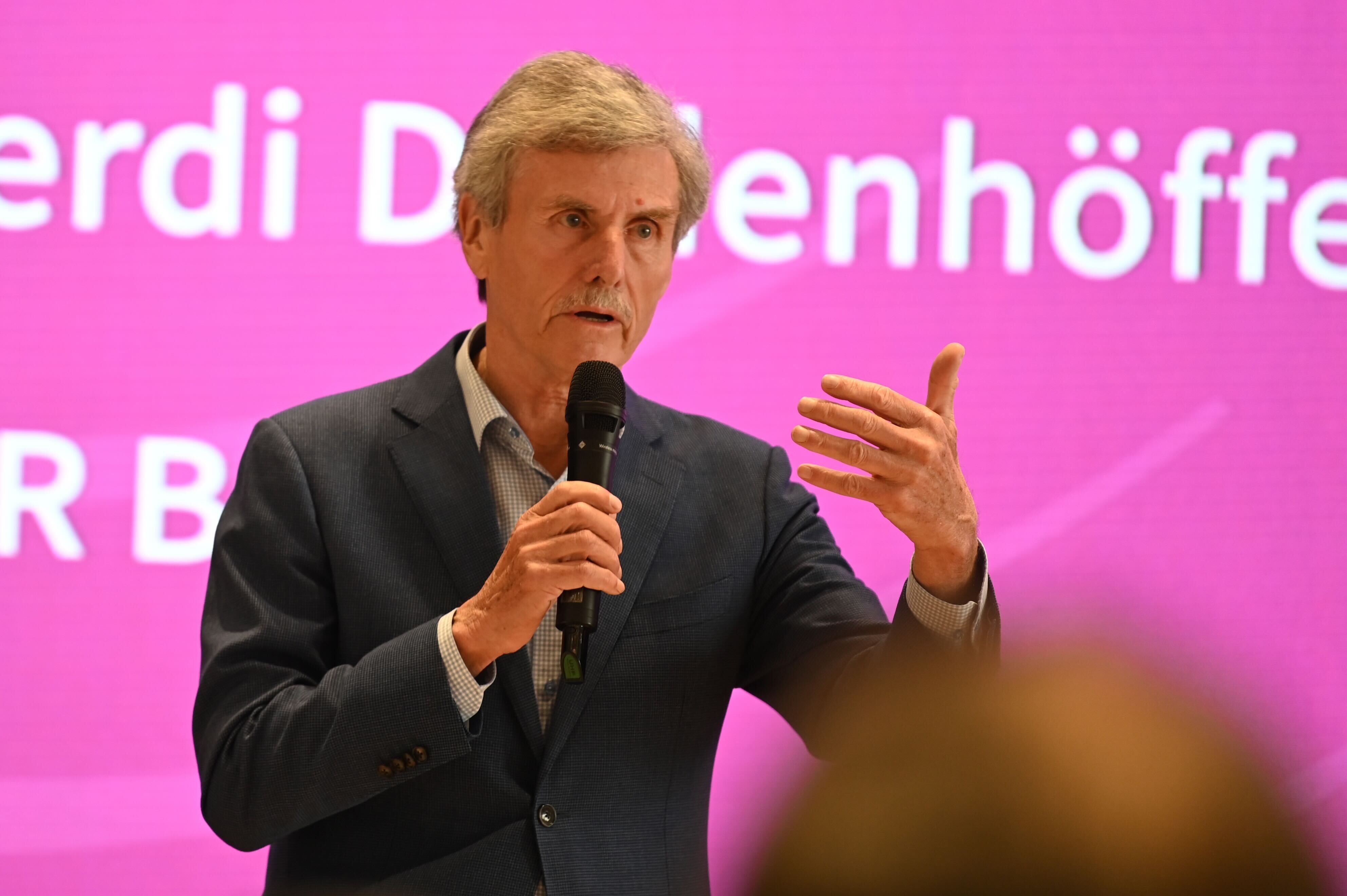 Ferdinand Dudenhöffer, Autoexperte und Direktor des CAR in Bochum, spricht während einer Präsentation am Rande der Auto China 2026.