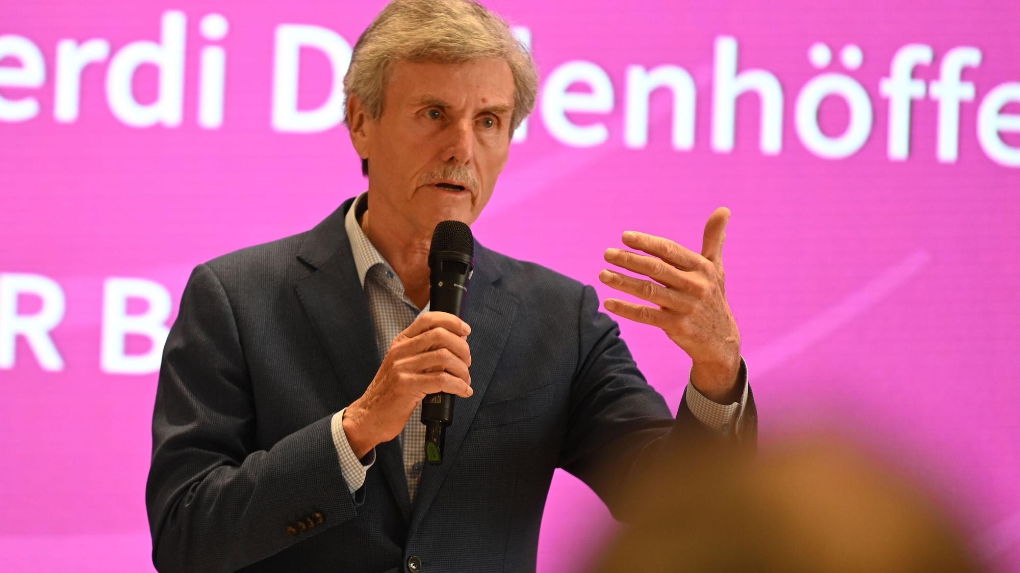 Ferdinand Dudenhöffer, Autoexperte und Direktor des CAR in Bochum, spricht während einer Präsentation am Rande der Auto China 2026.