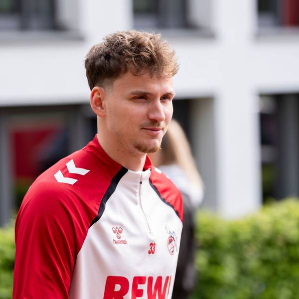 Rav van den Berg in Trainingsklamotten des 1. FC Köln.