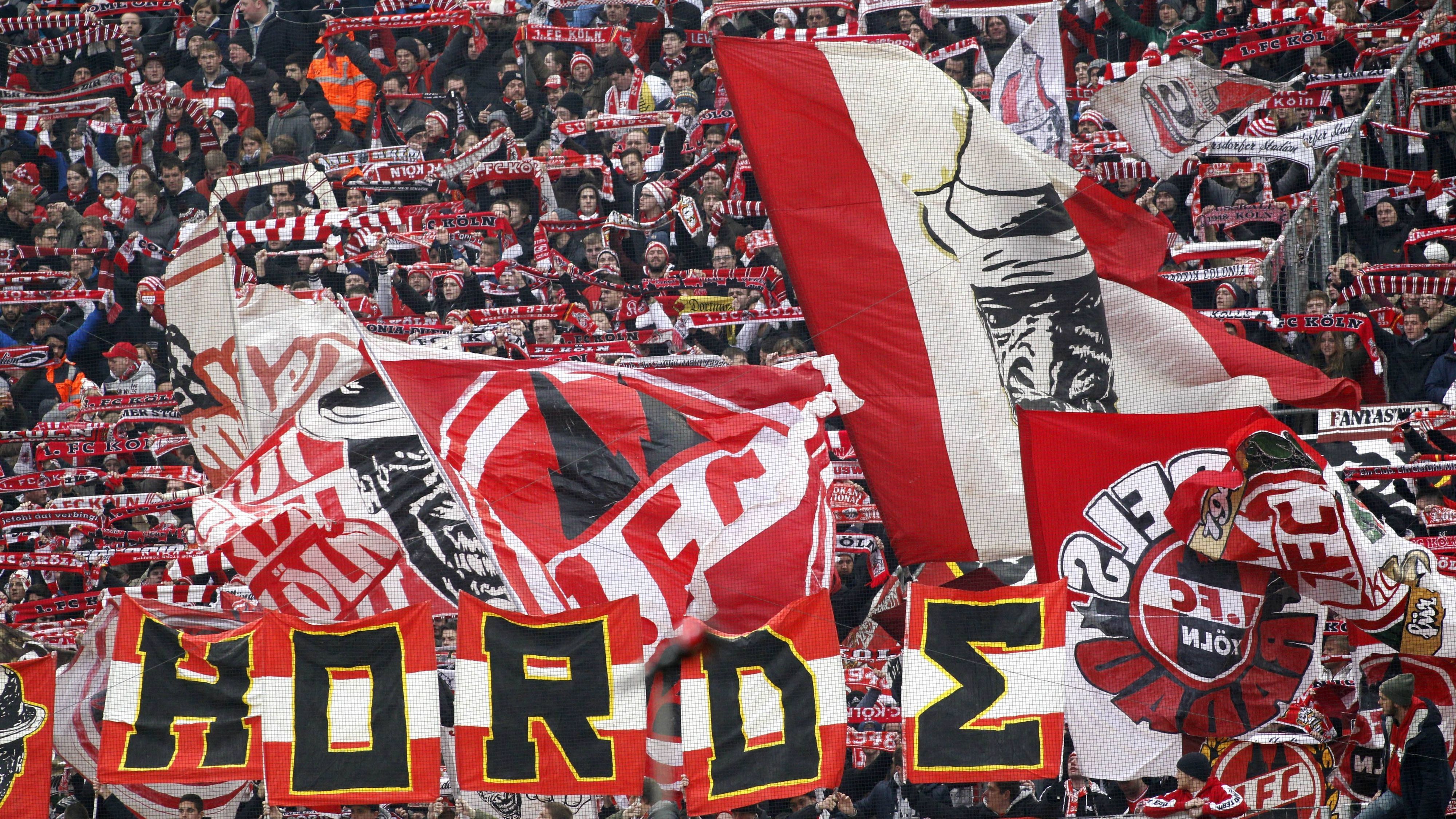 Ein Banner der Ultra-Gruppierung „Wilde Horde“ in der Kölner Südkurve. Die Spendenbereitschaft für die FC-Fans ist nach einem Brand im Vereinsheim der Gruppe enorm. (Archivbild)
