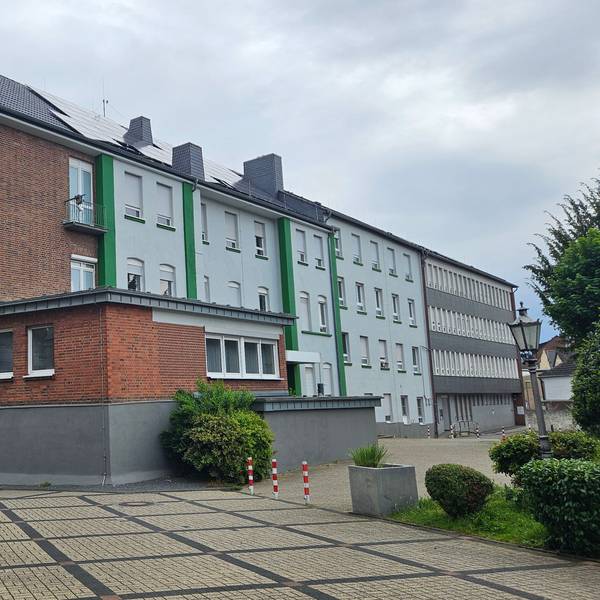 Zu sehen ist das frühere und nun leerstehende Krankenhaus in Bedburg.