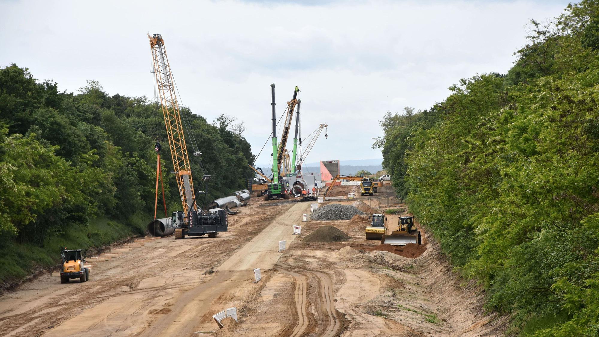 Das Foto zeigt eine Baustelle.
