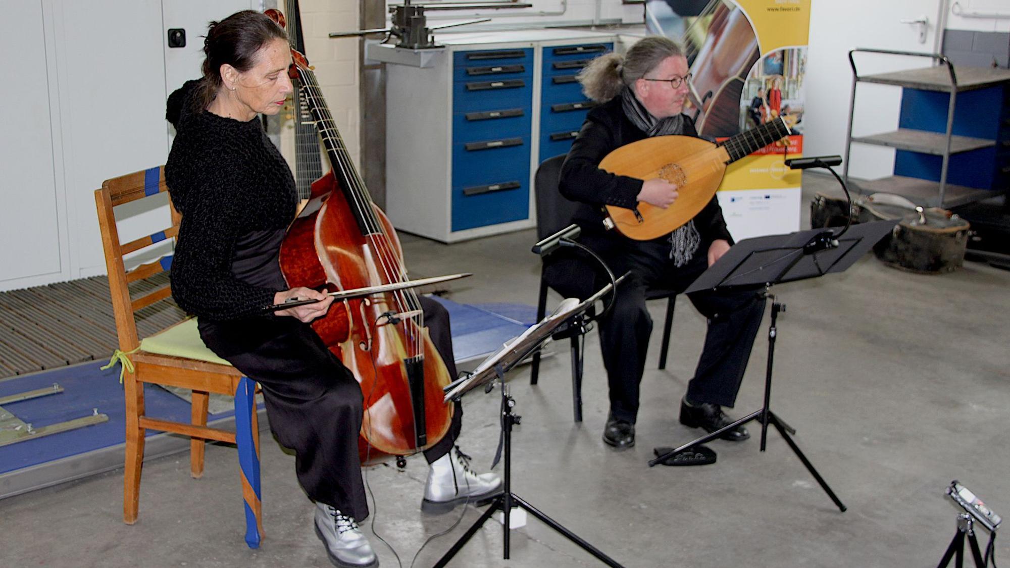 Die beiden Musiker spielen ihre Instrumente.