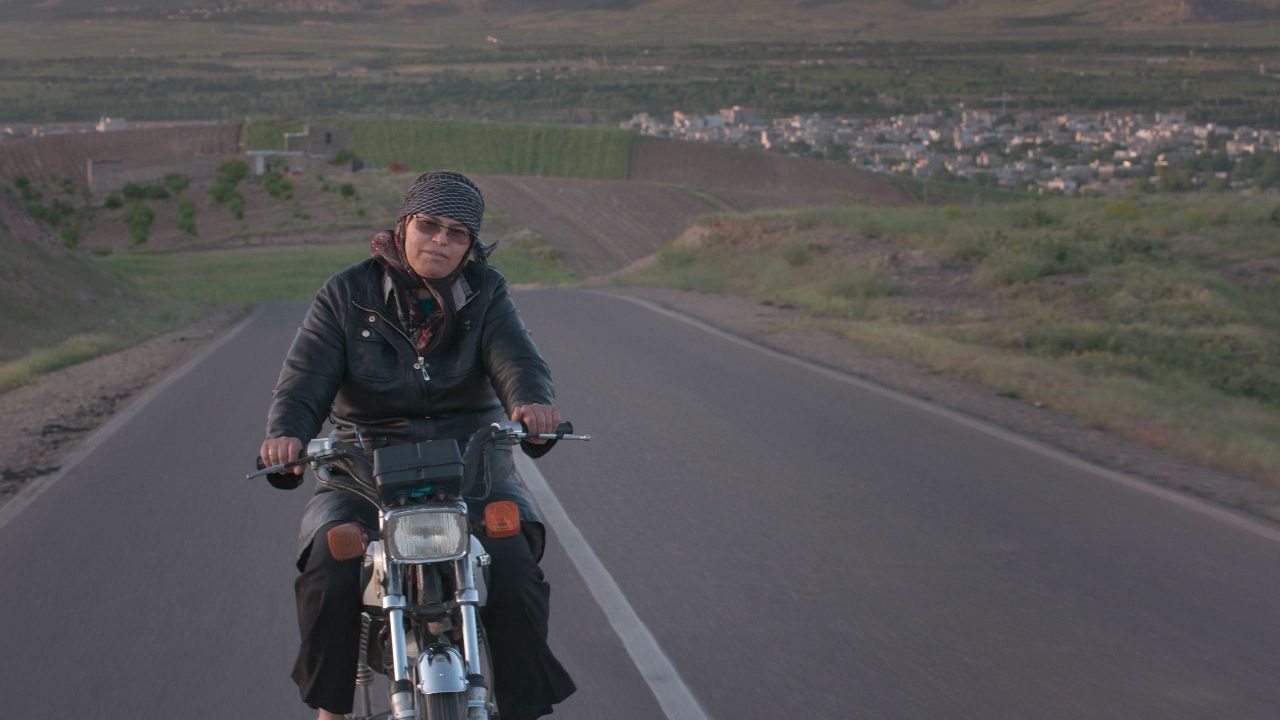 Szene aus dem Dokumentarfilm „Cutting through Rocks“