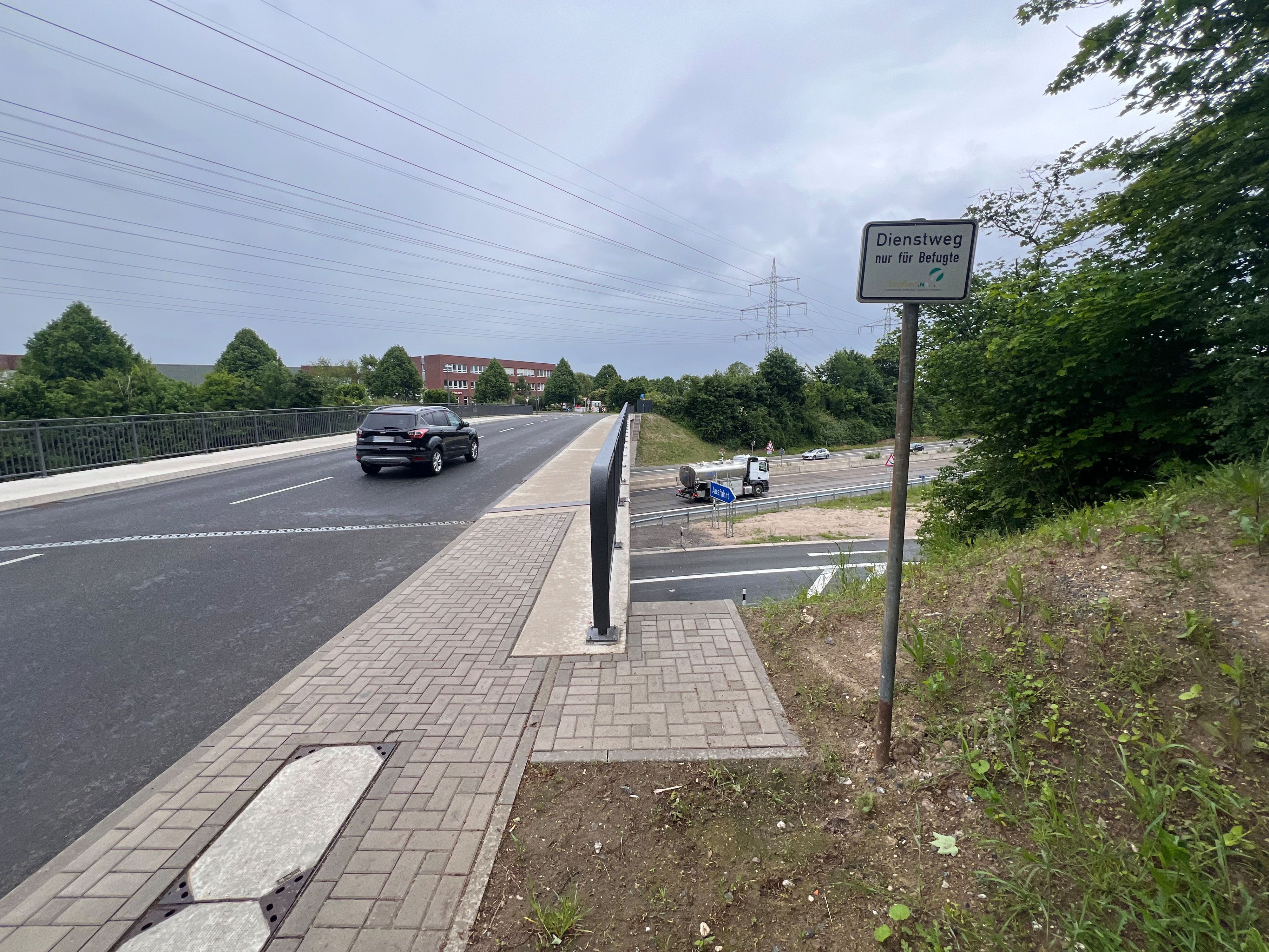 Böschung und Dienstweg an der Brücke Rather Straße in Gremberghoven sind nicht ausreichend abgesichert, findet die SPD in der Bezirksvertretung Porz.