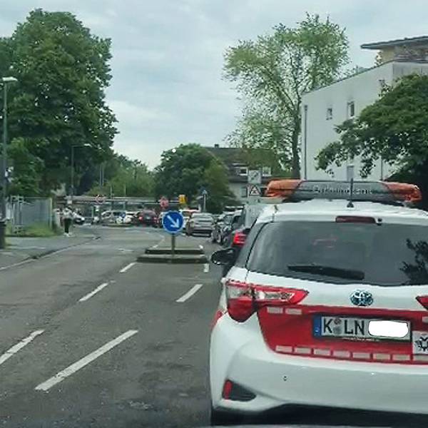Stau in der Siedlung Schönrath in Köln-Höhenhaus, die nur noch über eine Zufahrt verfügt