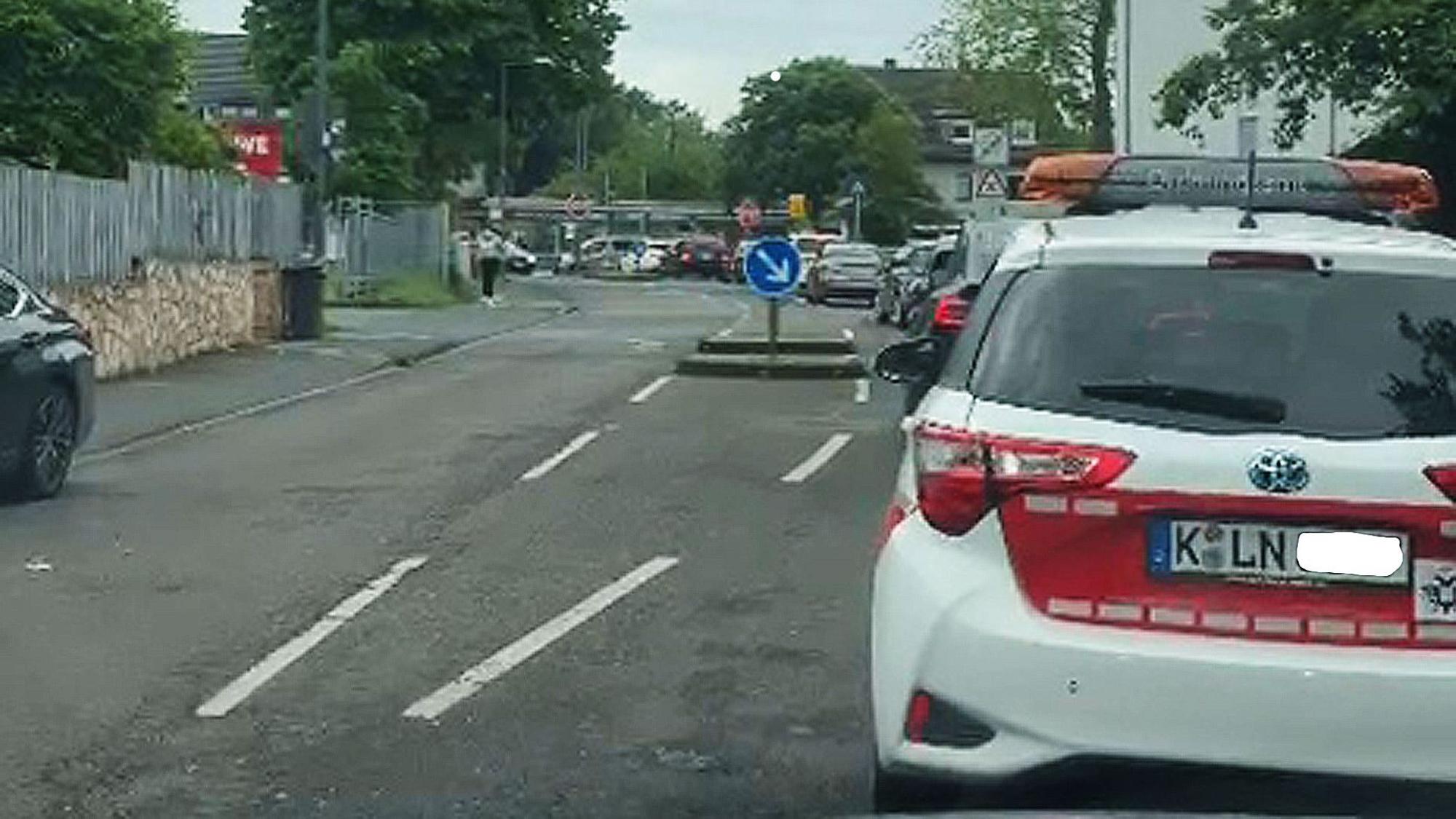 Stau in der Siedlung Schönrath in Köln-Höhenhaus, die nur noch über eine Zufahrt verfügt