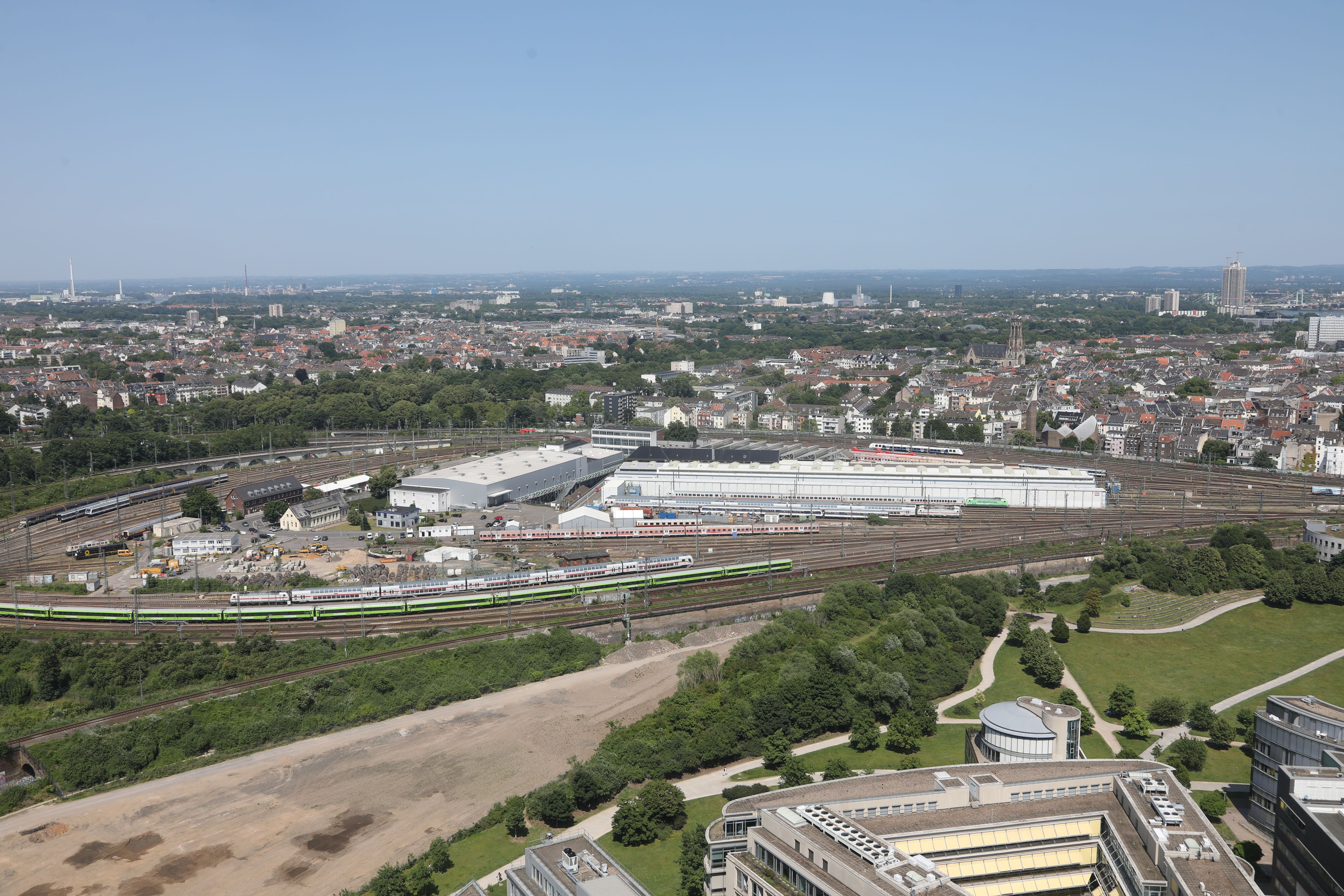 Luftaufnahme von der ICE-Werkstatt Köln-Nippes der Deutschen Bahn (Archivbild).