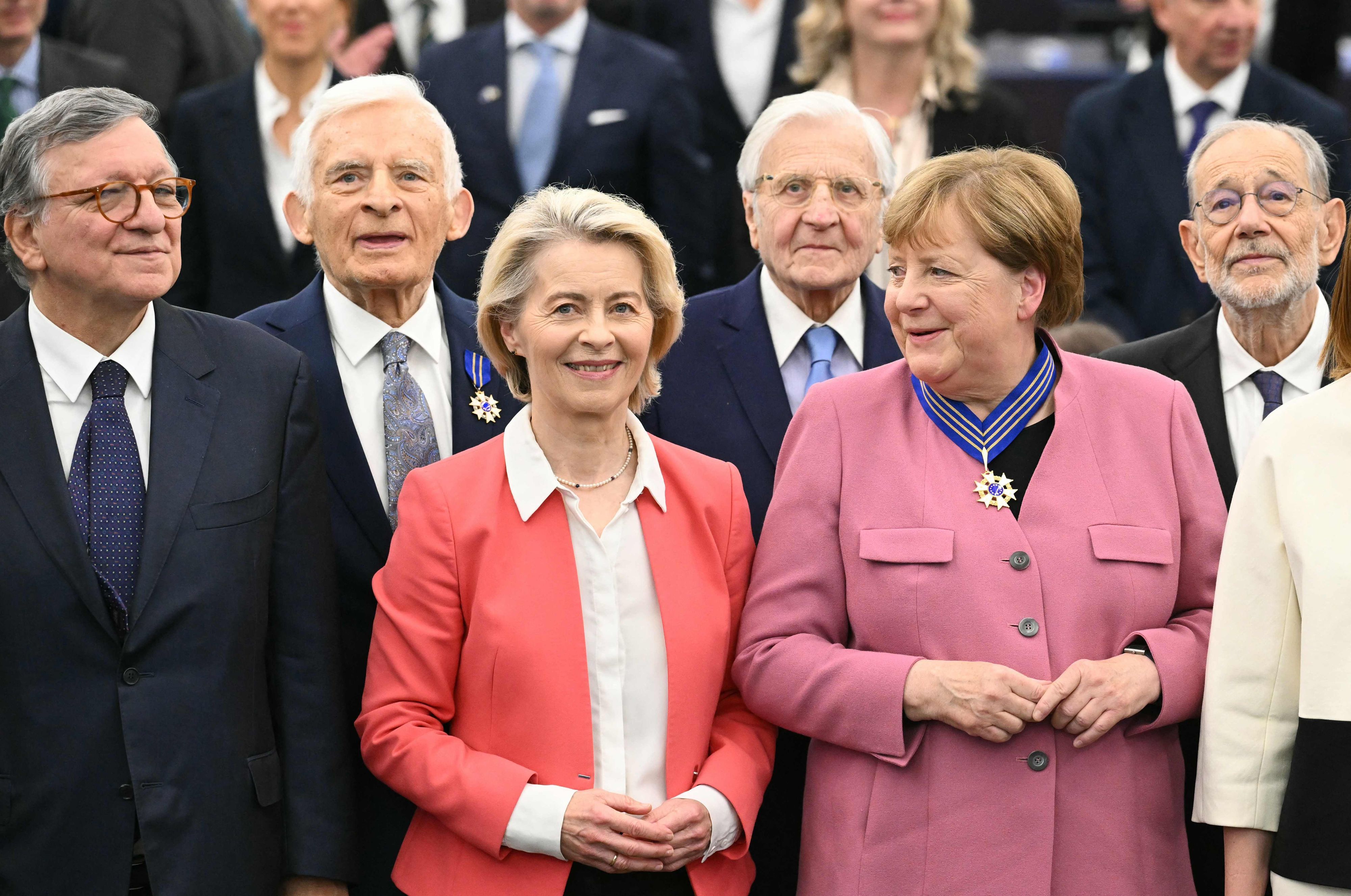 EU-Kommissionspräsidentin Ursula von der Leyen (C) und die frühere deutsche Bundeskanzlerin Angela Merkel (2. v. r.) posieren für ein Gruppenfoto am Ende der Zeremonie zur Verleihung des Europäischen Verdienstordens, mit dem Personen geehrt werden, die einen bedeutenden Beitrag zur europäischen Einigung, zur Demokratie oder zur Förderung und Verteidigung europäischer Werte geleistet haben.