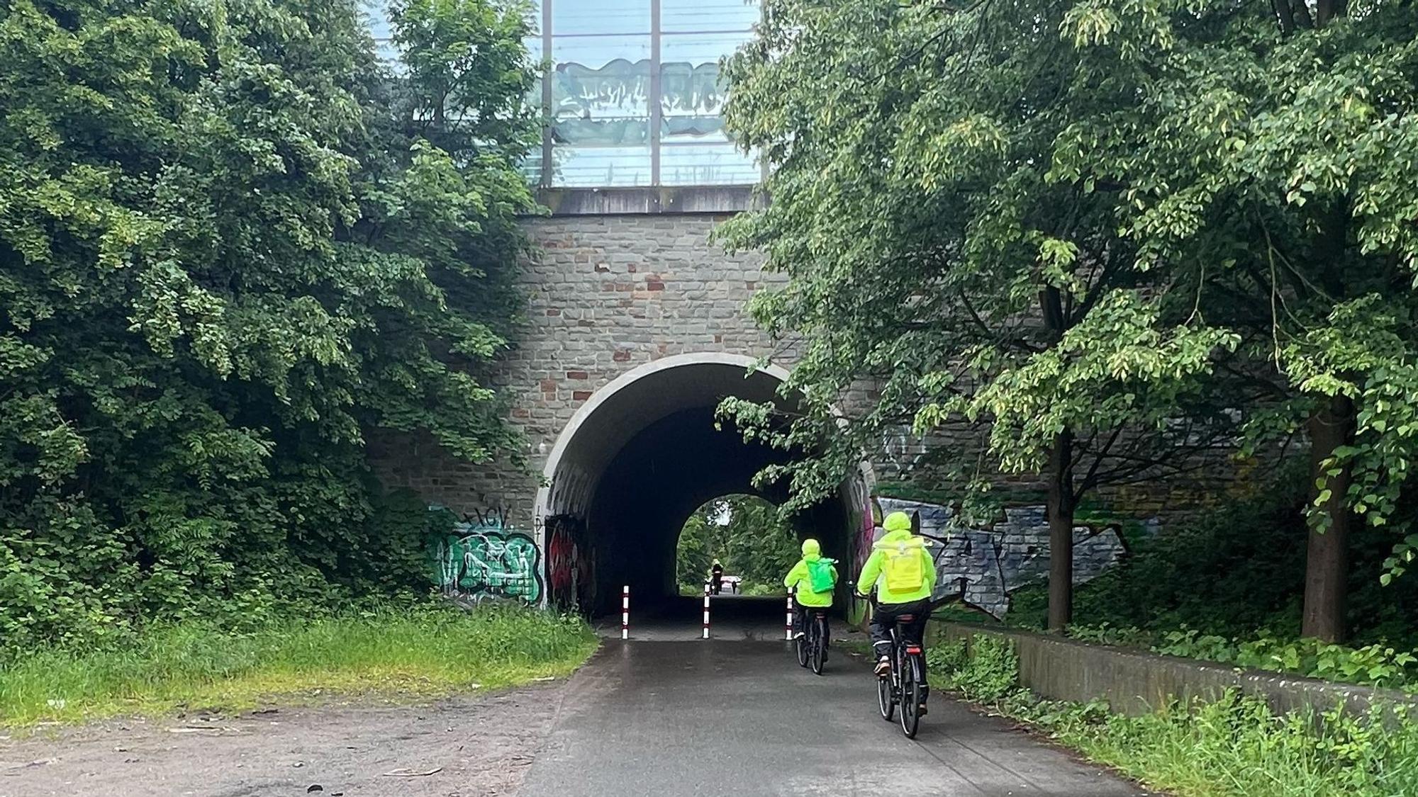 Forderung der Politik: Die Durchfahrt für Pkw soll an der Unterführung der Autobahn in der Straße In der Westhovener Aue auch in Zukunft unterbunden sein.