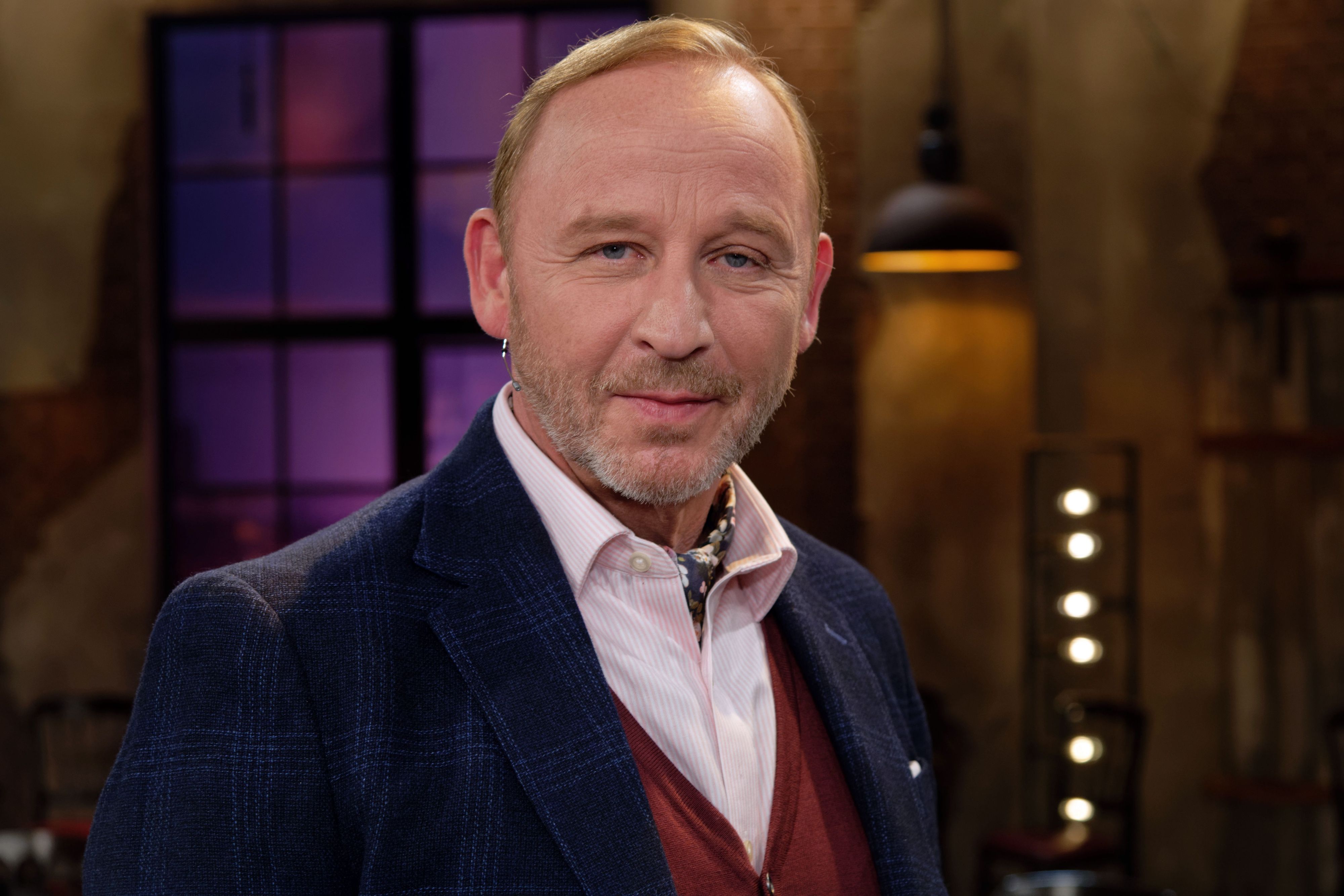 Der Schauspieler Alexander Held steht nach der Aufzeichnung der WDR-Talkshow „Kölner Treff“ im Studio.