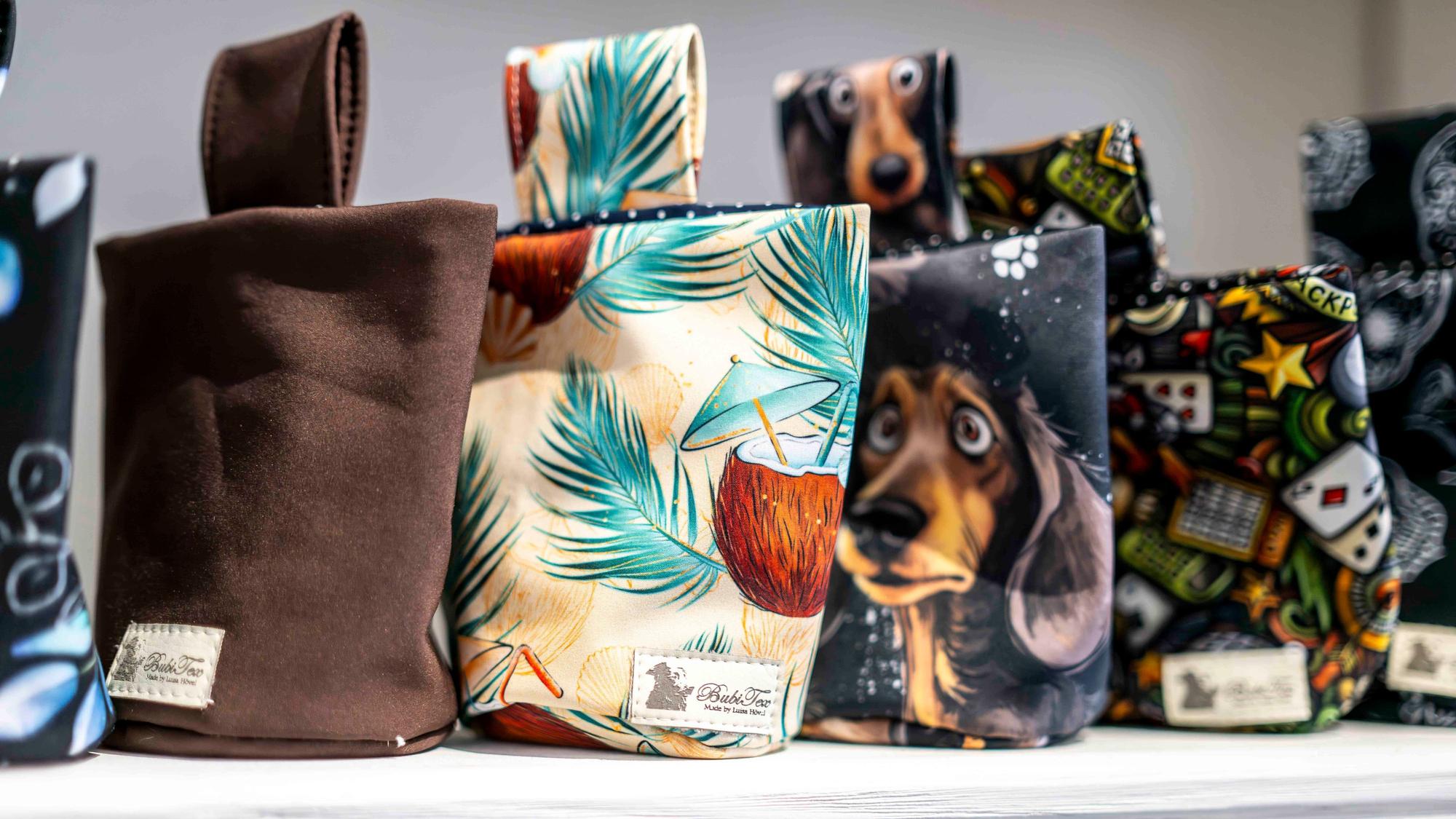 Luisa Hövel aus Großbüllesheim hat in Euskirchen an der Annaturmstraße eine Boutique für Hunde eröffnet. Das Bild zeigt einige Taschen für Leckerlis.