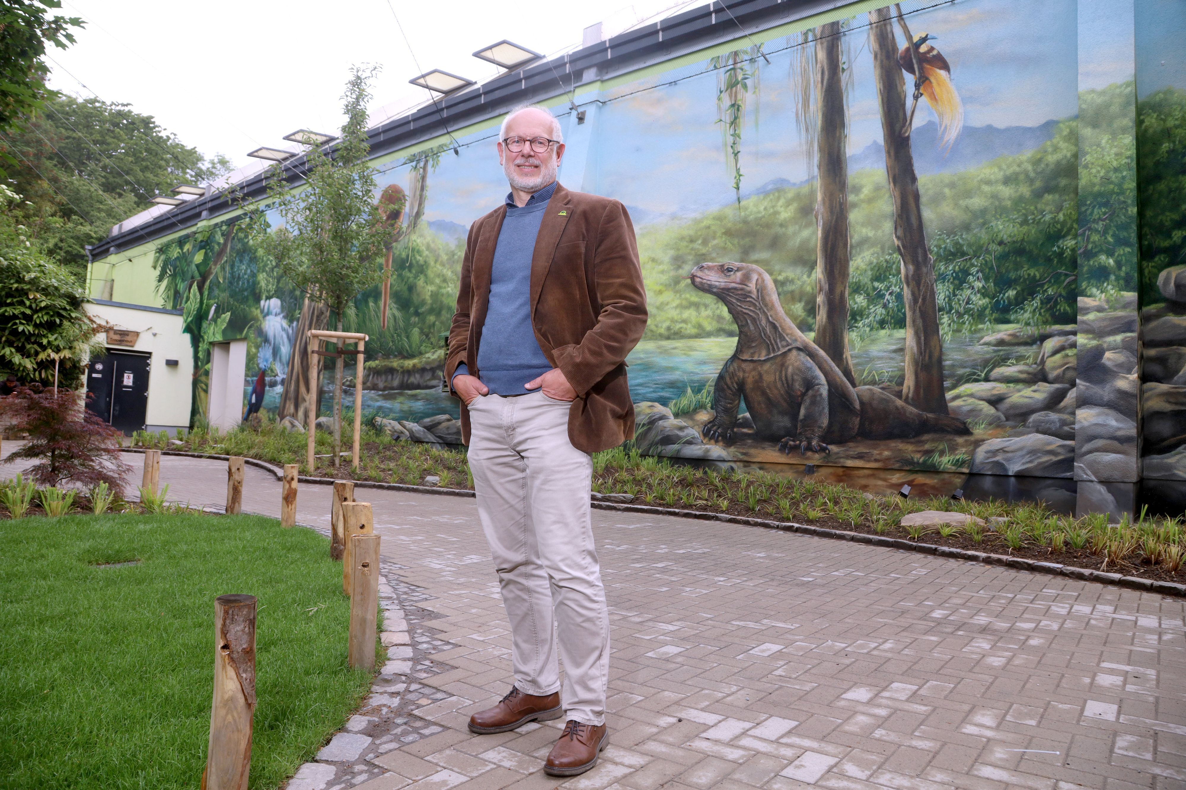 Zoodirektor Theo Pagel vor der Komodowaran-Fassade des sanierten Drachenhauses.