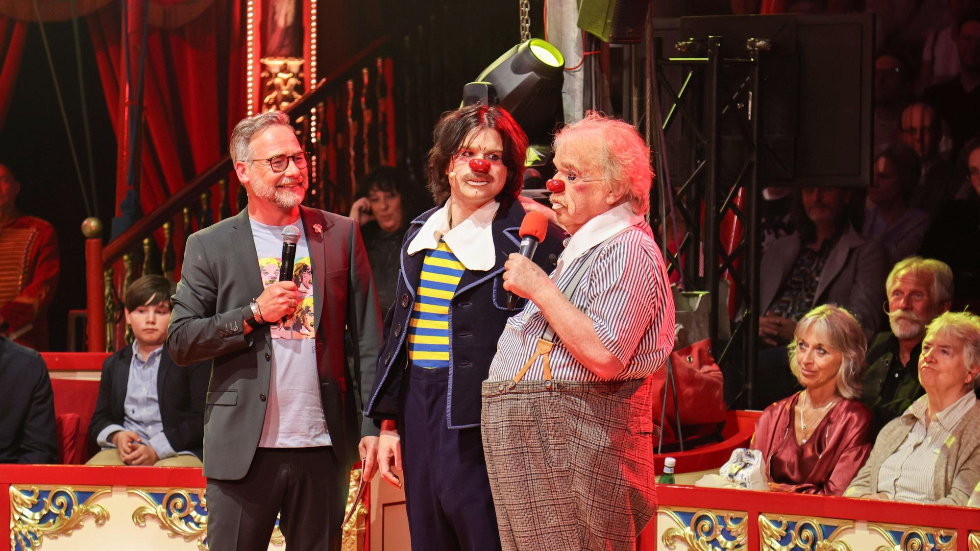 Bernhard Paul in seiner Kult-Rolle als Clown Zippo (r.) zusammen mit seinem Sohn Adrian als Clown Bippo (M:) und Moderator Matthias Opdenhövel