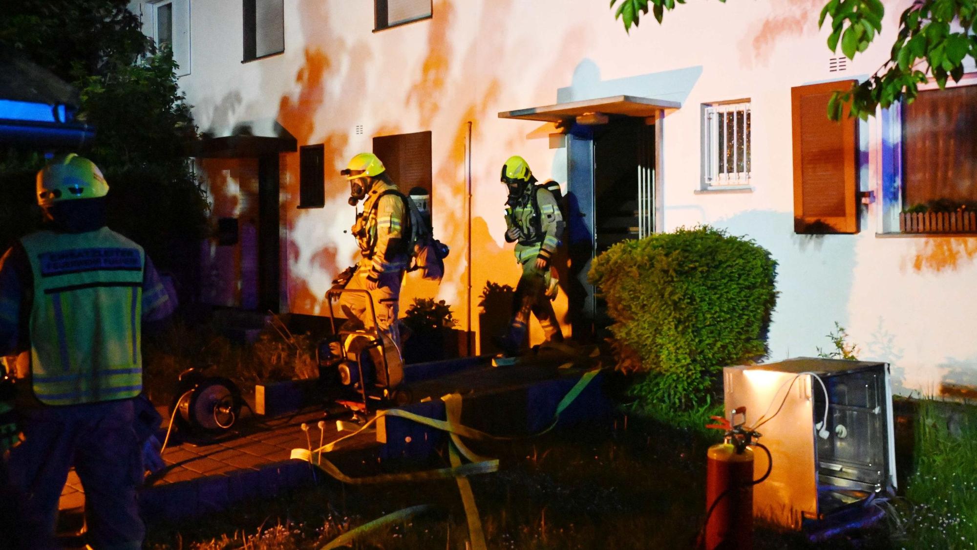 Das Bild zeigt Feuerwehrleute von einem Haus.