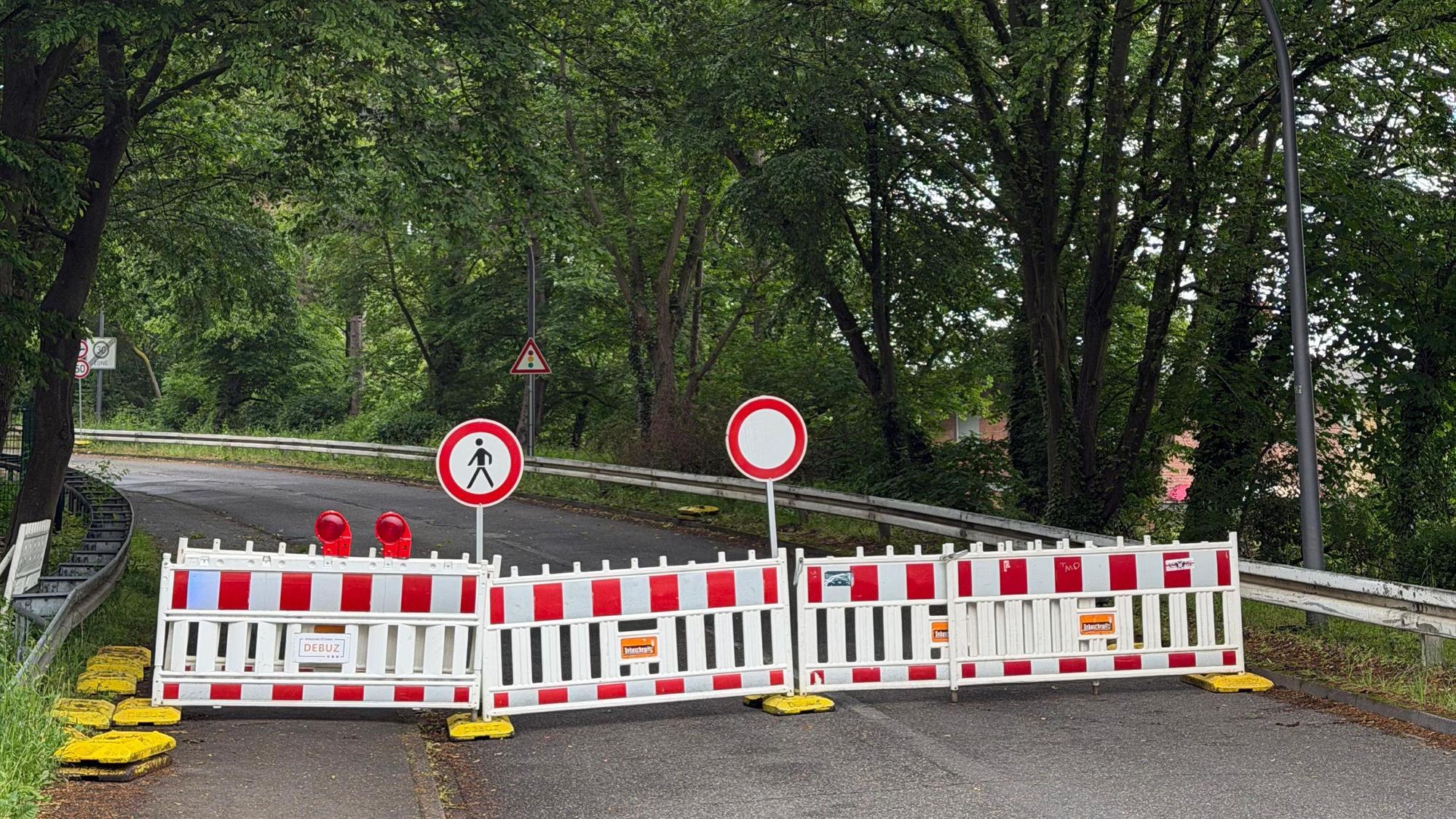 Stau in der Siedlung Schönrath in Köln-Höhenhaus, die nur noch über eine Zufahrt verfügt