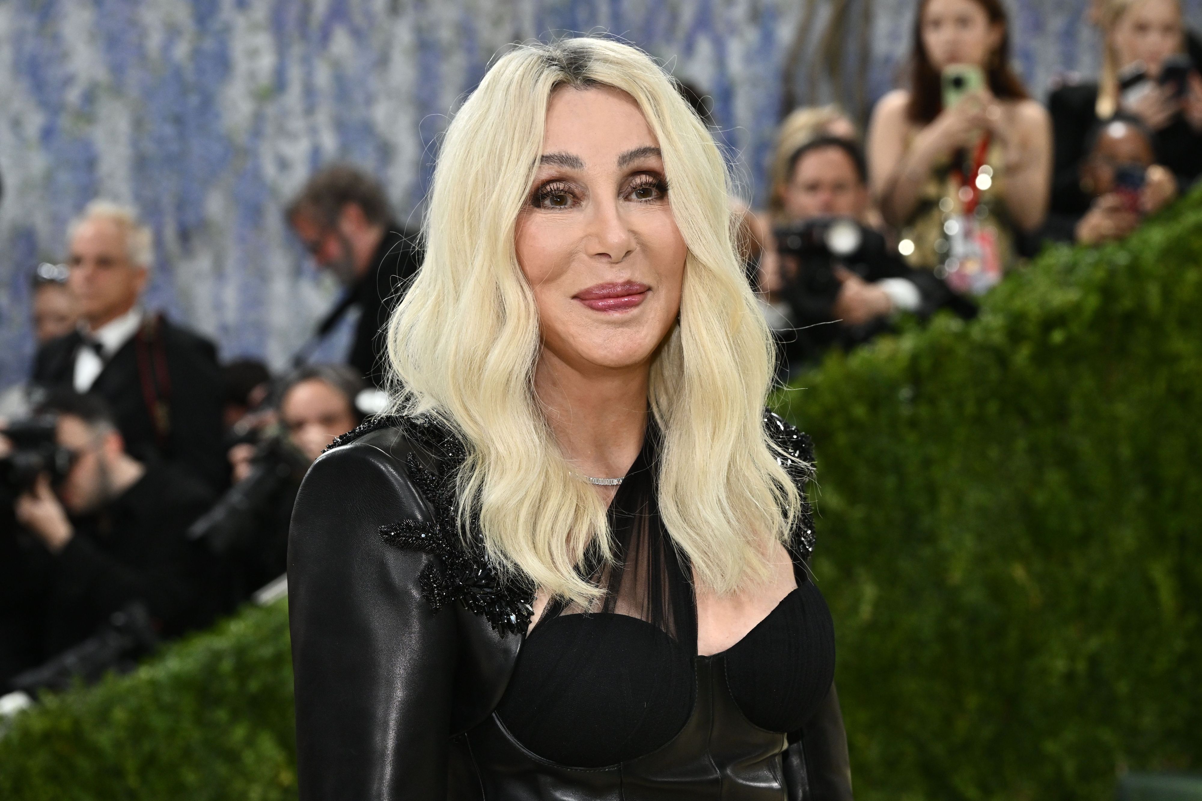04.05.2026, USA, New York: Cher kommt zur Benefizgala des Metropolitan Museum of Art anlässlich der Eröffnung der Ausstellung "Costume Art" in New York. Cher wird am 20. Mai 80 Jahre alt.