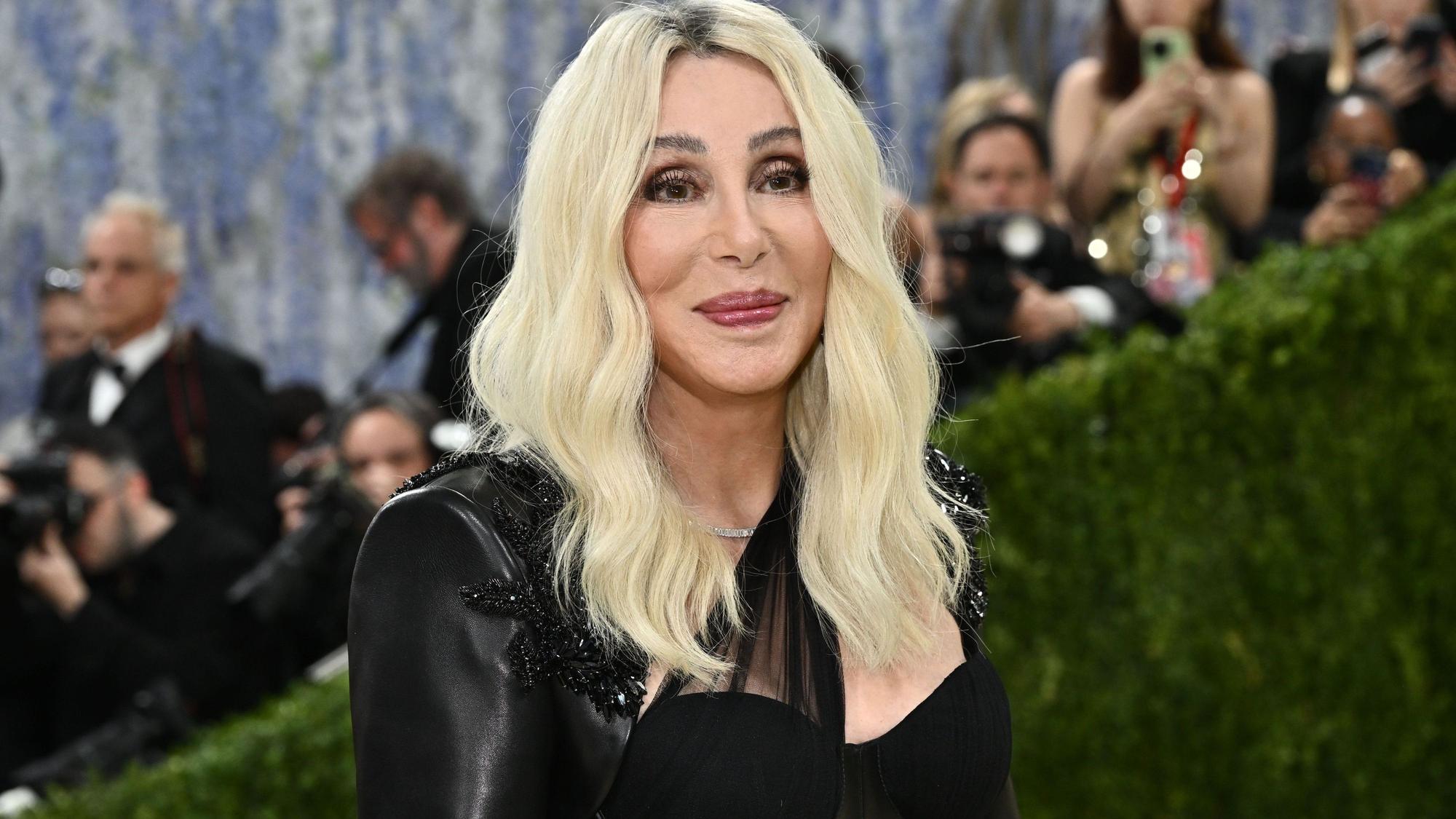 04.05.2026, USA, New York: Cher kommt zur Benefizgala des Metropolitan Museum of Art anlässlich der Eröffnung der Ausstellung "Costume Art" in New York. Cher wird am 20. Mai 80 Jahre alt.