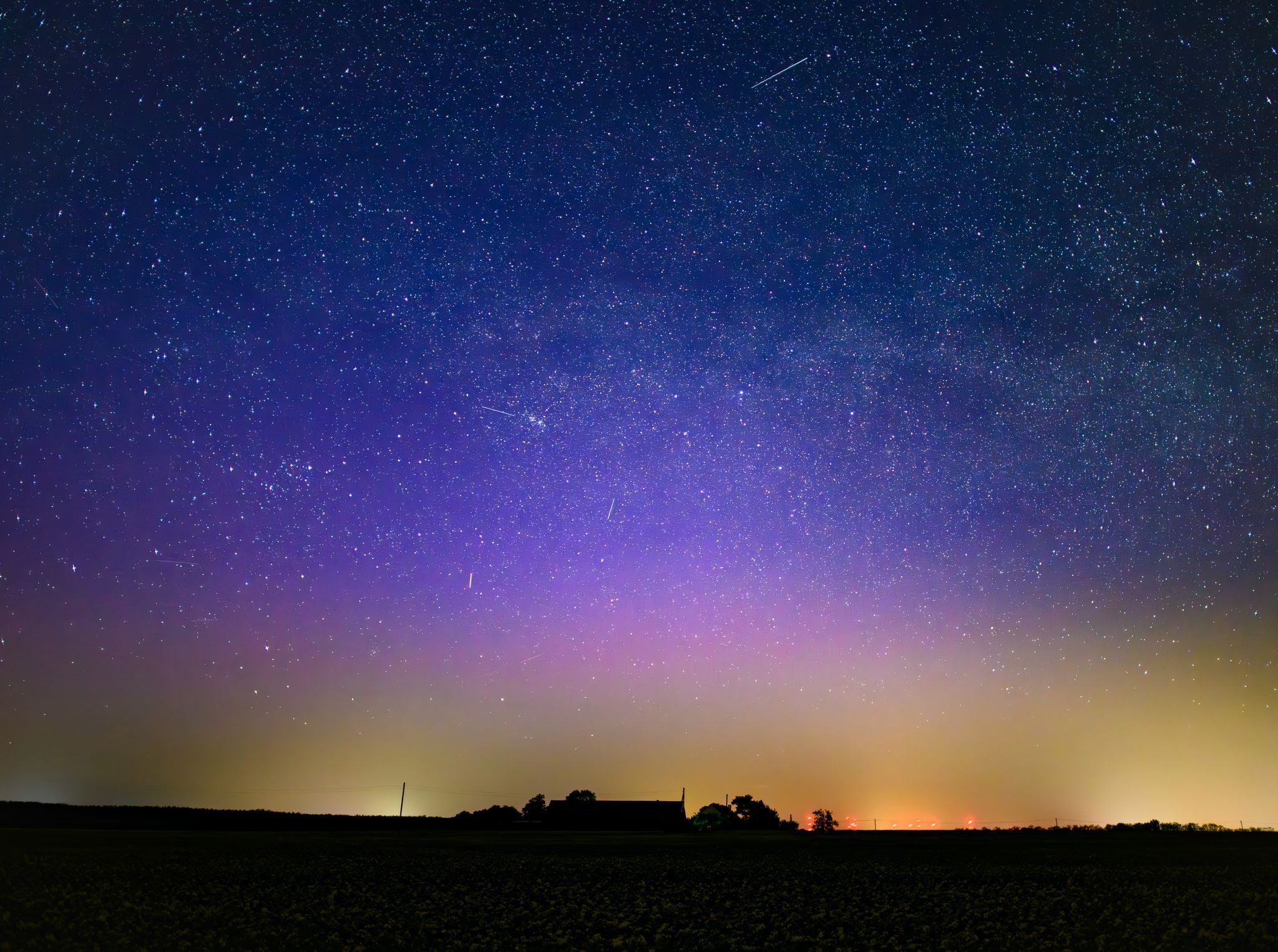 Polarlicht leuchtet am Nachthimmel