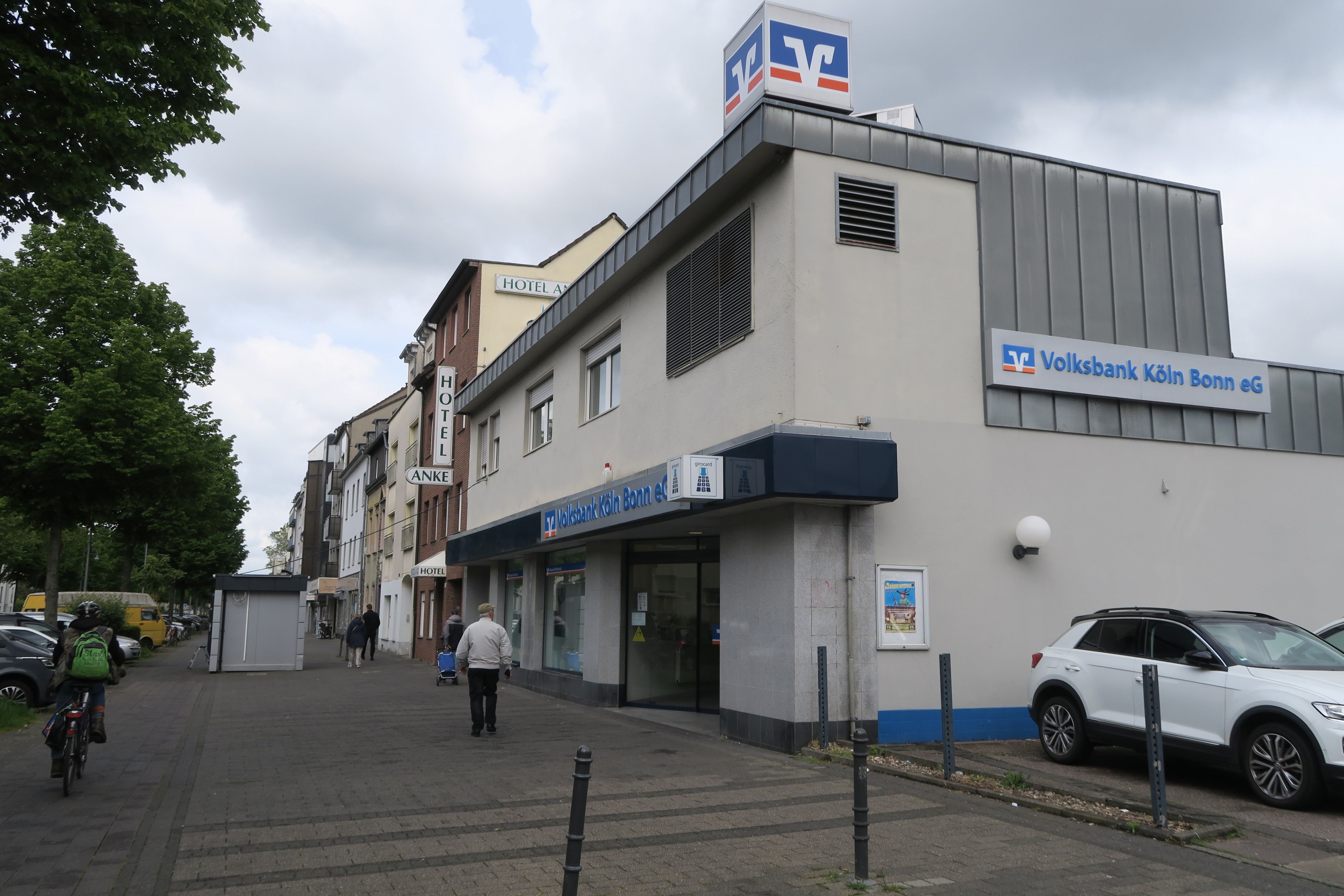Vor Ort wurde bereits – rechts neben dem Radstreifen – ein Container für den Geldautomaten aufgestellt.