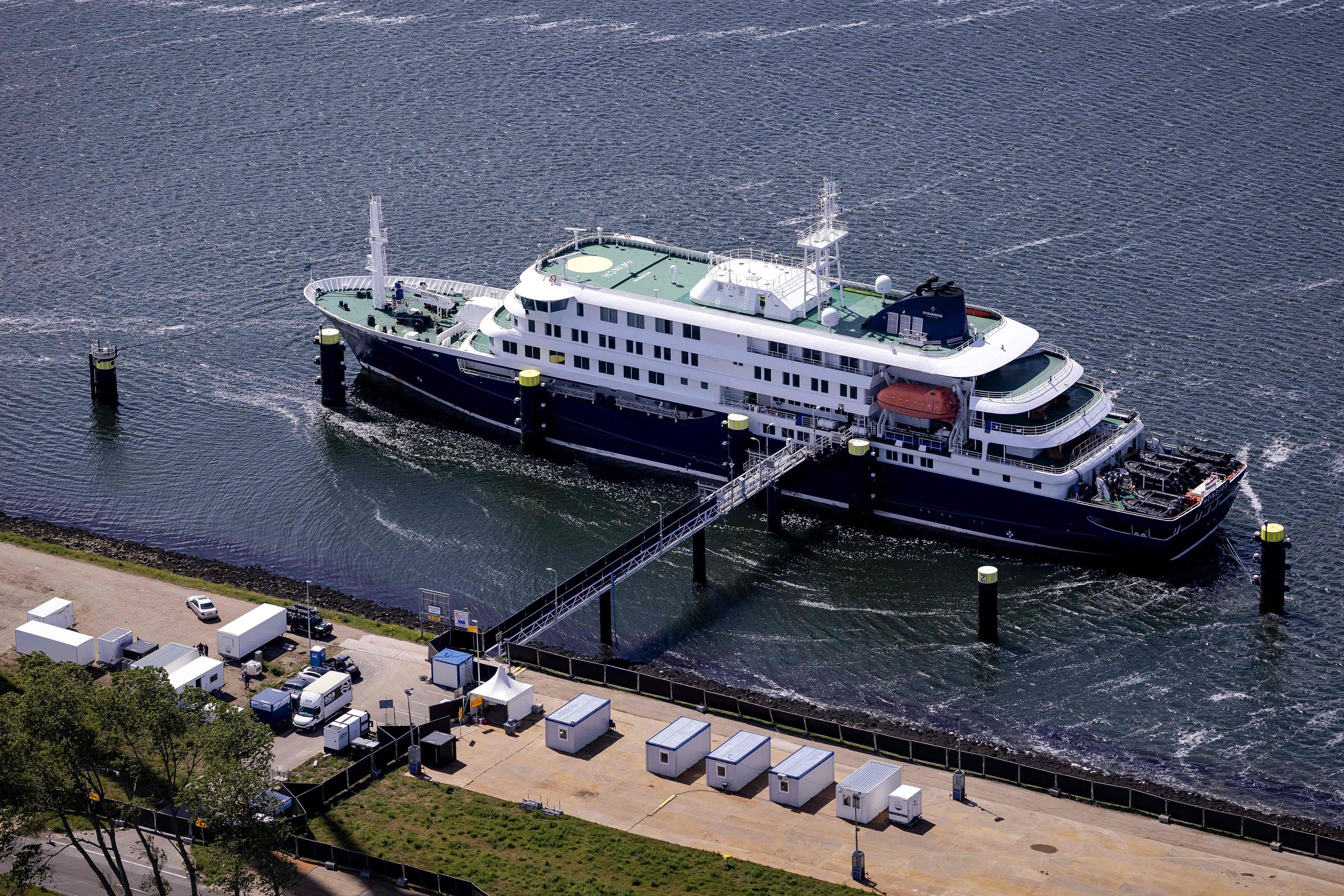 Diese Luftaufnahme zeigt das von einem Hantavirus-Ausbruch betroffene niederländische Kreuzfahrtschiff „Hondius“ nach der Ankunft im Hafen von Rotterdam.