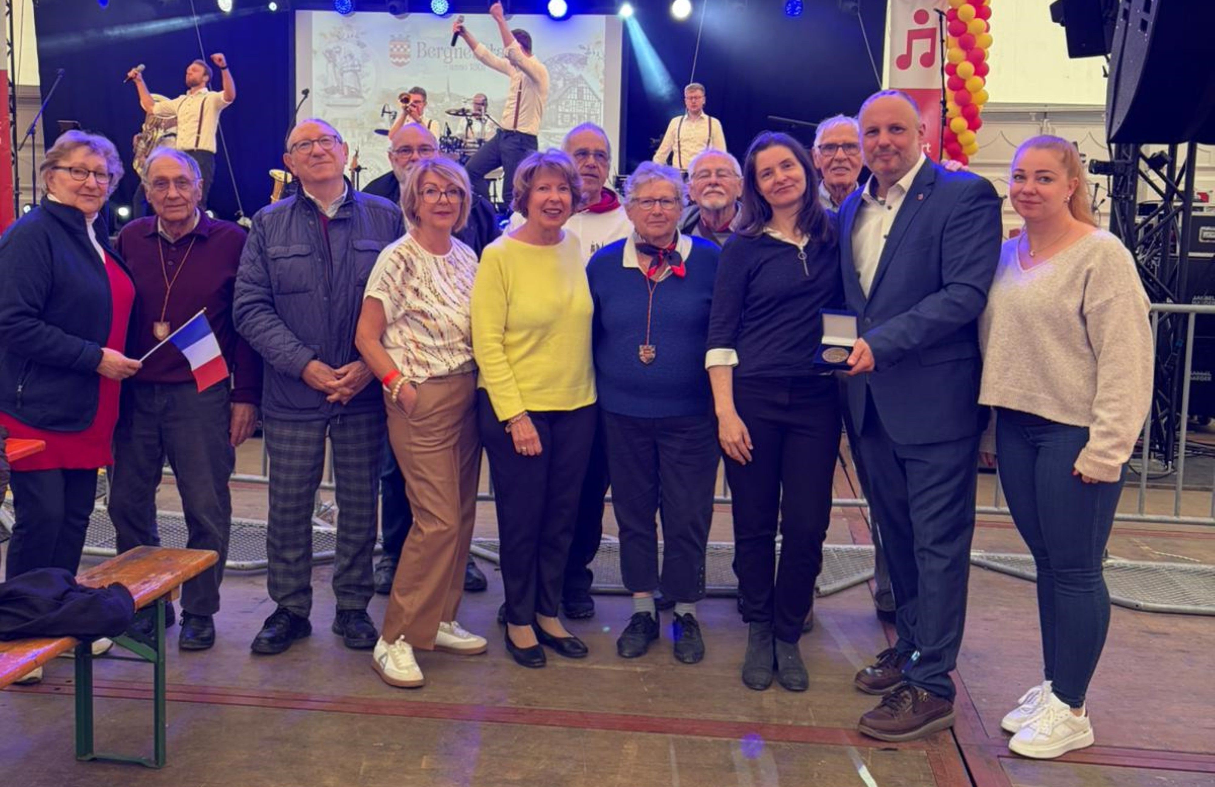 Ein Gruppenfoto in einem Festzelt.