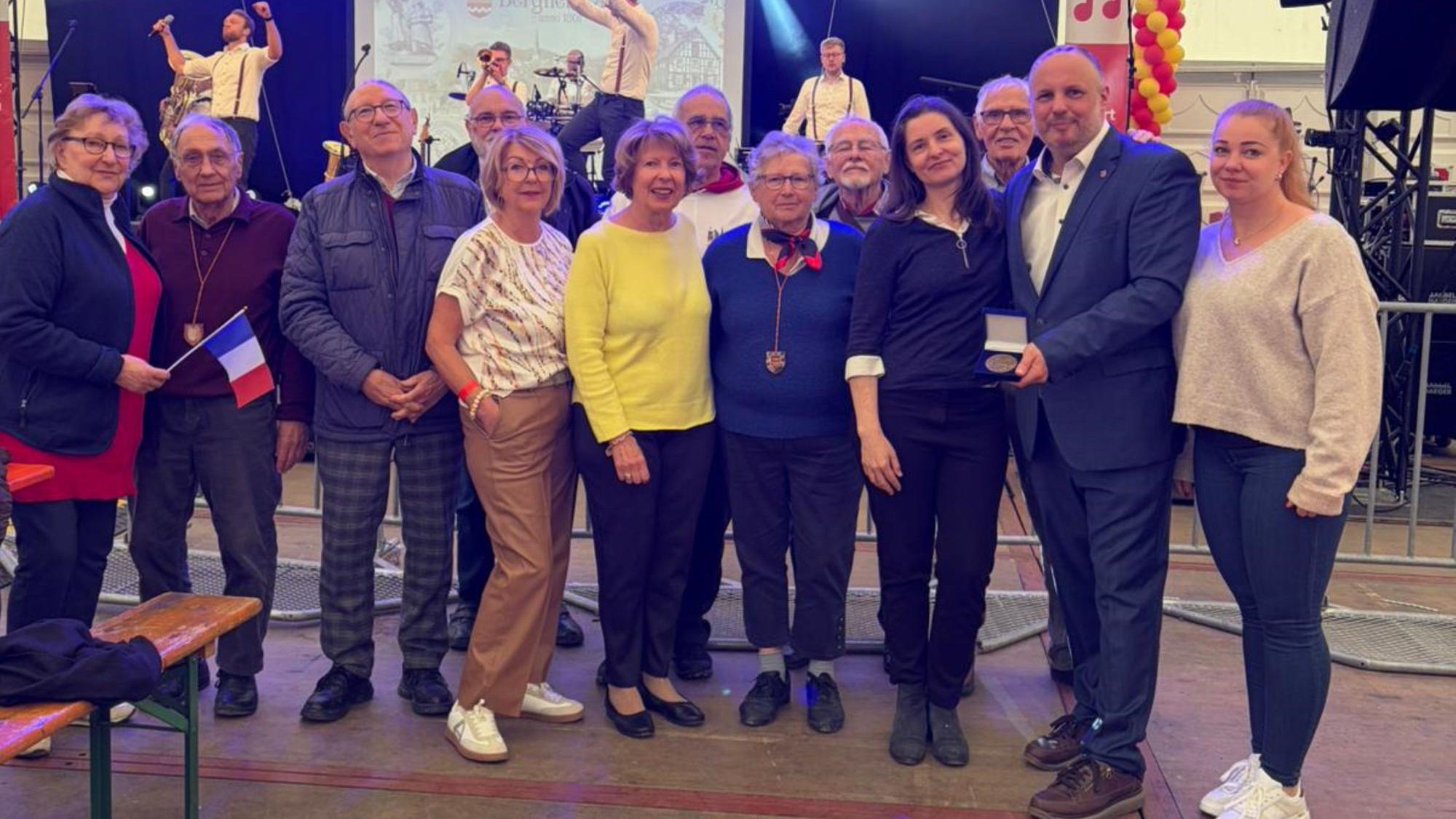 Ein Gruppenfoto in einem Festzelt.
