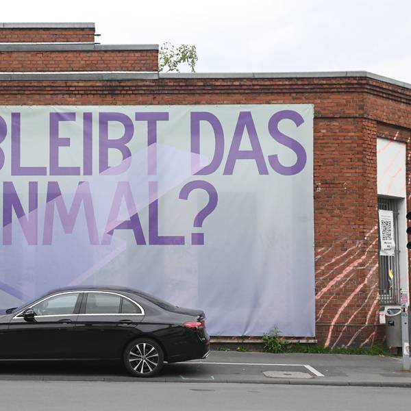 19.05.2026 Köln. An der Keupstraße hängt ein Transparent „Wo bleibt das Mahnmal?“. Es soll auf das bislang nicht realisierte Denkmal zum Anschlag des NSU in der Keupstraße im Jahr 2004 hinweisen. Foto: Alexander Schwaiger