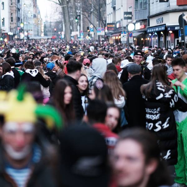Junge Leute feiern auf der Zülpicher Straße in Köln Karneval.