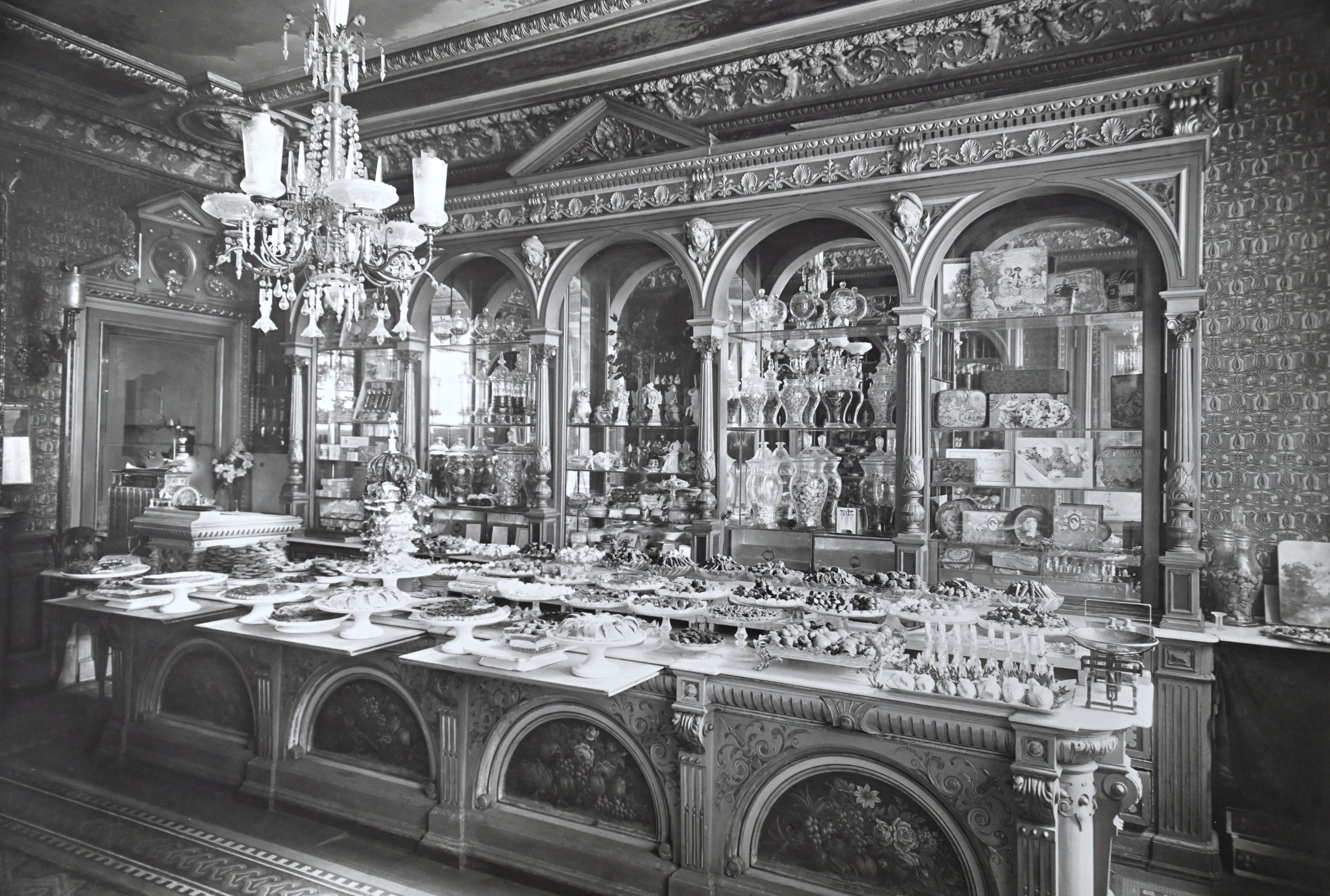 Das Foto aus den 1890er Jahren zeigt die prachtvolle Einrichtung von damals. Das Café Eigel war eine Sehenswürdigkeit.