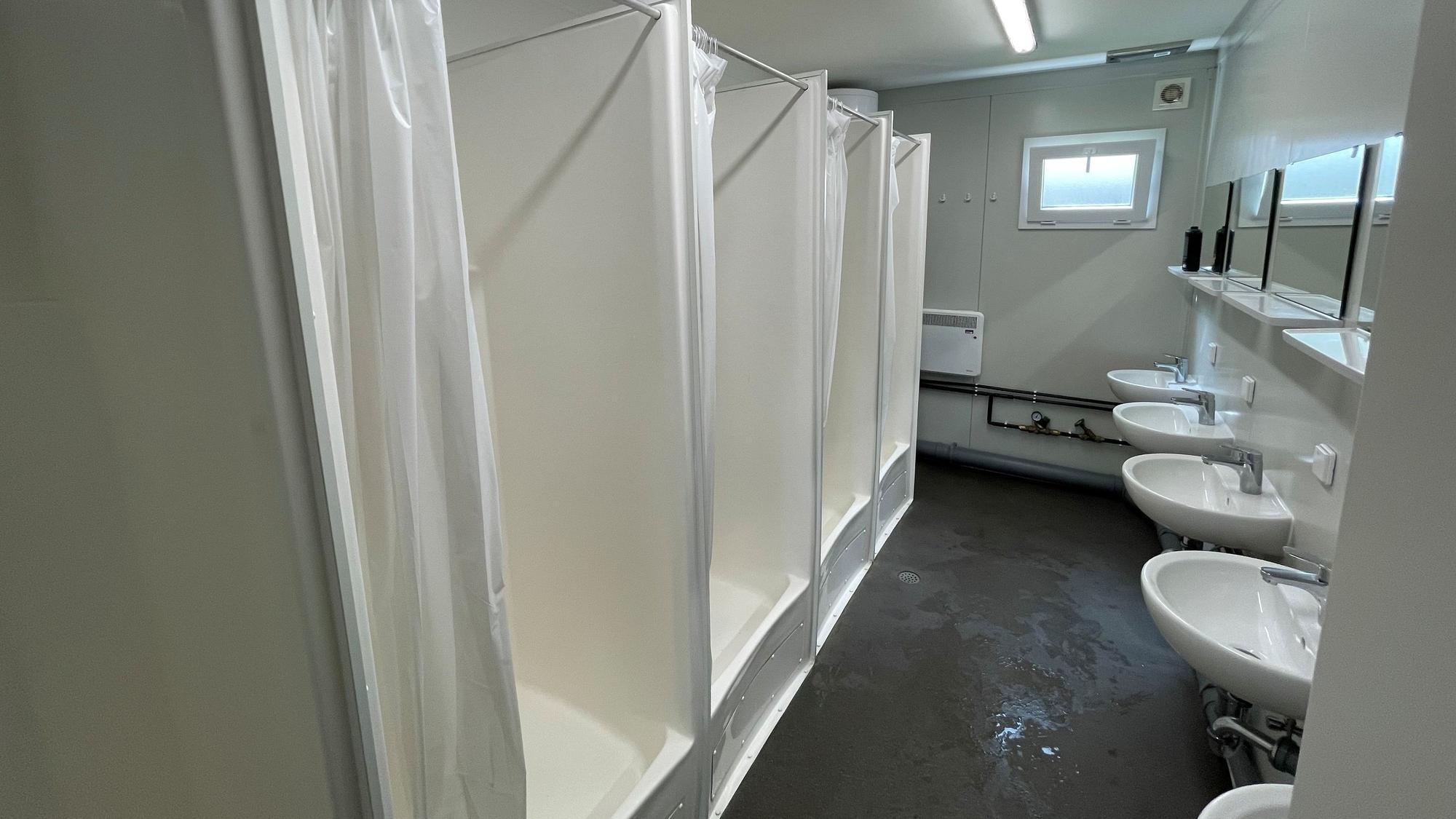 Blick ins Innere der Duschcontainer für die Kölner Uniklinik-Azubis.