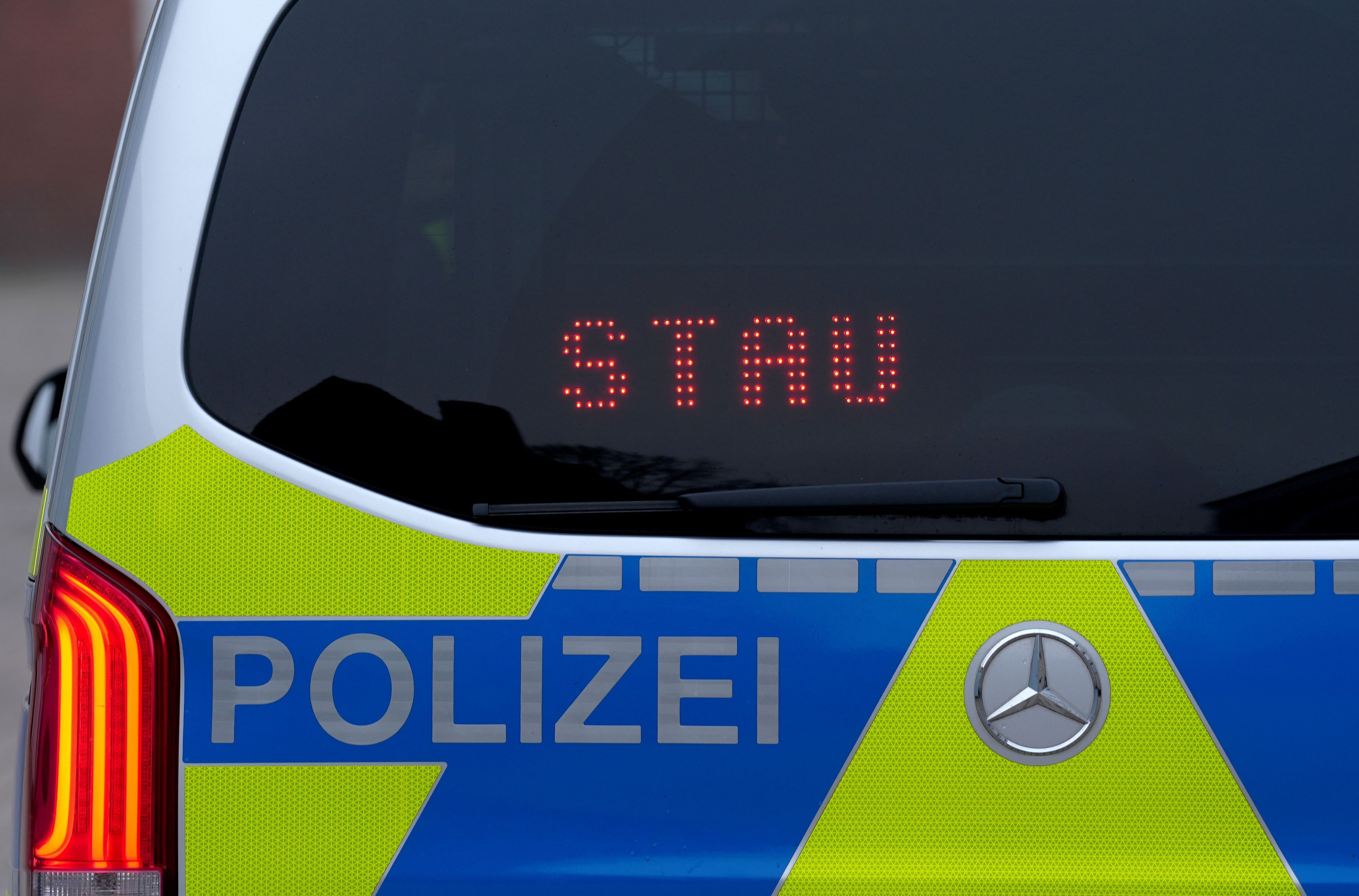 Der Schriftzug „Stau“ ist auf der Heckscheibe eines Polizeifahrzeugs zu lesen.