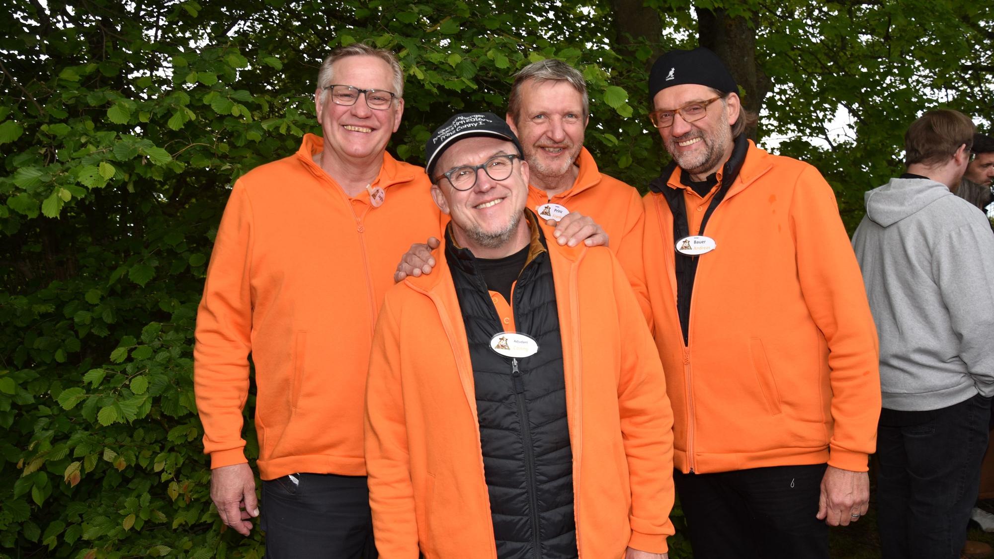 Das designierte Dreigestirn in Queckenberg freut sich mit ihren Adjutanten Conny Klemp (vorne) auf eine tolle Session.