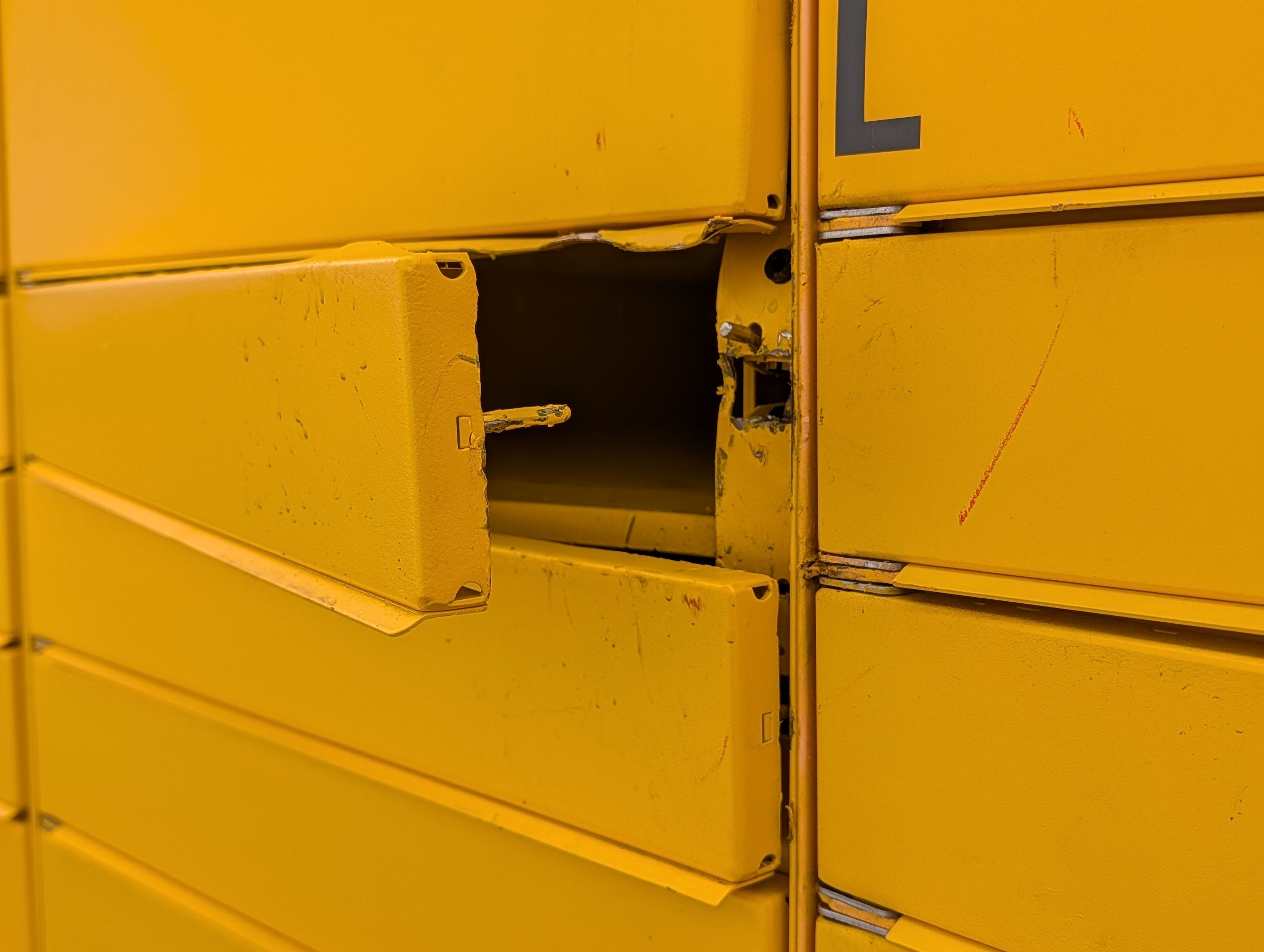 Das Foto zeigt ein aufgehebeltes Fach der Packstation in Fischenich.