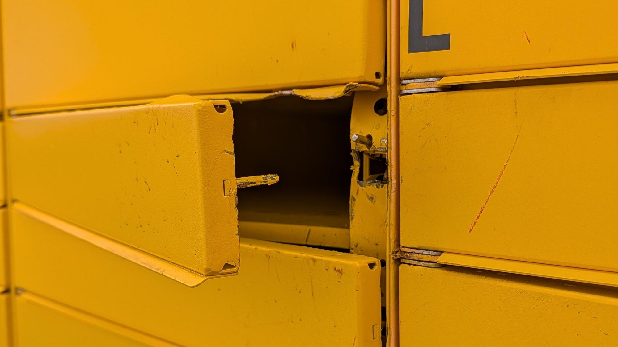 Das Foto zeigt ein aufgehebeltes Fach der Packstation in Fischenich.